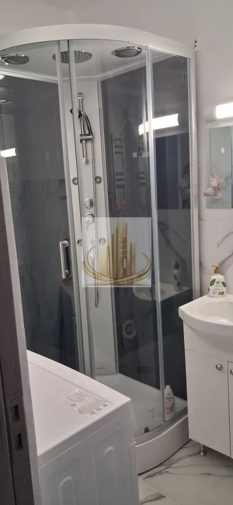 Garsonieră renovată complet | Prima Închiriere | SUD PLAZA | Soarelui - Grand Mobilis Imobiliare vă propune spre închiriere o garsonieră modernă, complet renovată, situată la etajul 1 al unui bloc reabilitat termic, într-o zonă foarte bine conectată și apreciată din oraș.

Proprietatea este ideală pentru un student, un cuplu sau o persoană care își dorește acces rapid către principalele puncte de interes, având în vedere proximitatea față de Complexul Studențesc și multiplele facilități din zonă.

📐 Detalii proprietate:
Suprafață utilă: 28 mp
Etaj: 1 din 4
Bloc reabilitat termic
Garsonieră renovată integral
Totul nou – la prima închiriere
🏢 Dotări & beneficii:
Se închiriază complet mobilată și utilată
Apartament renovat integral
Gaz disponibil în apartament
Încălzirea se realizează prin intermediul termoficării, lucru ce oferă costuri foarte reduse de întreținere
Blocul fiind reanvelopat, confortul termic este foarte bun atât iarna, cât și vara
📍 Poziție excelentă:

Apartamentul beneficiază de o locație foarte bună, fiind situat la doar câteva minute de Complexul Studențesc, ceea ce îl face ideal pentru studenți.

În imediata apropiere regăsim:

mijloace de transport în comun (stația chiar în fața blocului)
magazine și supermarketuri
restaurante și cafenele
brutărie
farmacie
centre comerciale

👉 La doar 2 minute de mers pe jos se află Sud Plaza, iar pentru iubitorii de plimbări și relaxare în aer liber, Parcul Pădurice este de asemenea la câteva minute distanță.

✔️ Acces facil către:

Complexul Studențesc
centrul orașului
universități
principalele artere ale orașului
💼 Ideal pentru:

✔️ Studenți
✔️ Tineri profesioniști
✔️ Persoane care caută o locuință modernă, eficientă și bine poziționată

📞 Pentru mai multe informații și programarea unei vizionări, echipa Grand Mobilis Imobiliare vă stă la dispoziție!