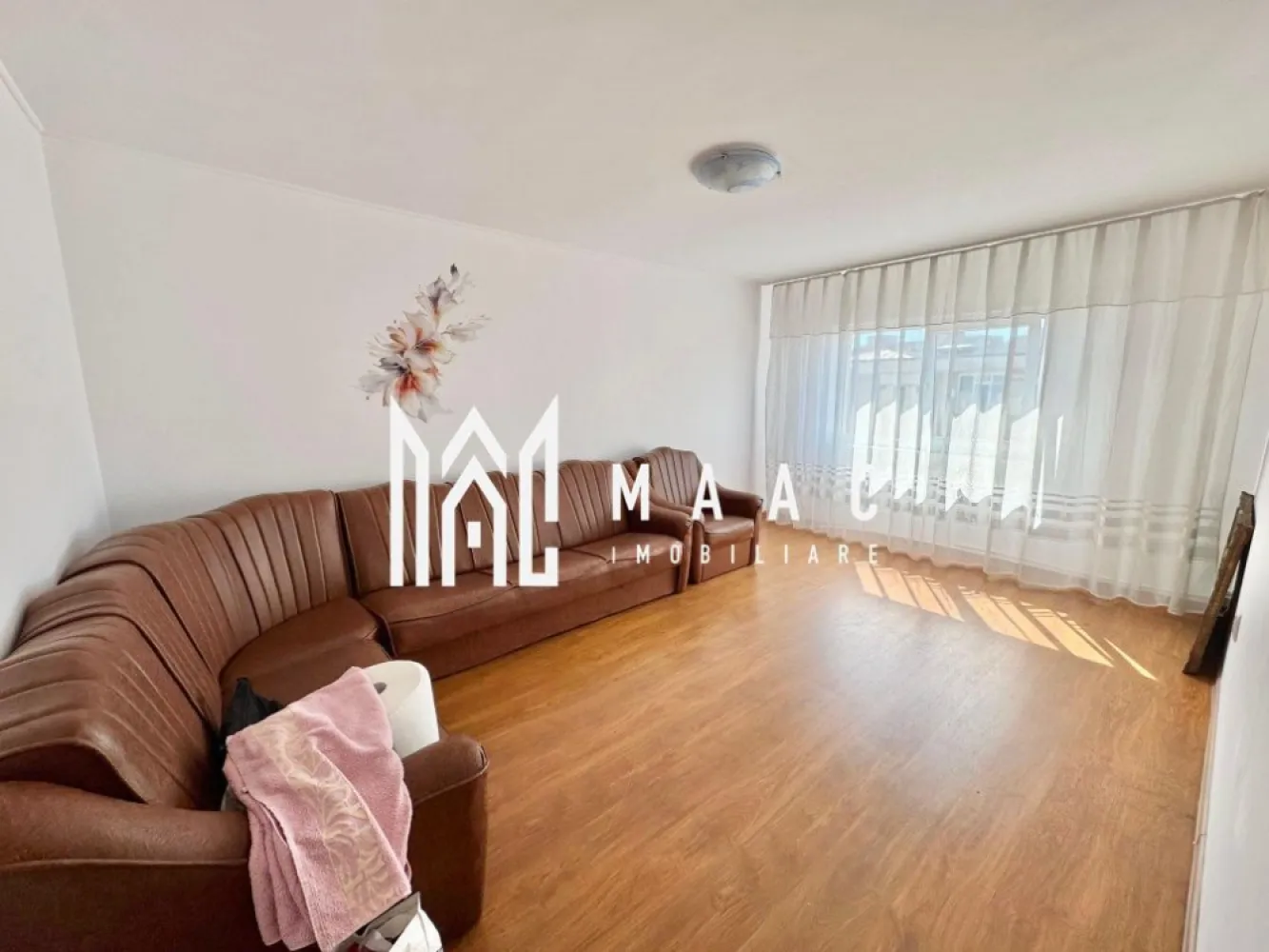 Apartament 3 camere | Ostroveni | Centrala termica | Bloc A - MAAC Imobiliare vă propune spre vânzare un apartament cu 3 camere, situat în Râmnicu Vâlcea, Cartier Ostroveni, într-o zonă liniștită, ideală pentru locuit.

Imobilul este amplasat la etajul 4 al unui bloc cu 5 etaje, bloc de tip A, recunoscut pentru compartimentarea eficientă și spațiile generoase. Blocul este reabilitat termic, oferind un plus de confort și eficiență energetică.

Apartamentul are o suprafață de 72 mp și este compartimentat astfel: living luminos, bucătărie, 2 dormitoare, 2 grupuri sanitare, hol spațios și multiple spații de depozitare. Proprietatea dispune de centrală termică proprie și se vinde parțial mobilată, conform fotografiilor.

Un mare avantaj îl reprezintă predarea imediată, apartamentul fiind disponibil chiar în momentul tranzacționării.

Pentru mai multe detalii sau pentru programarea unei vizionări, vă invităm să contactați MAAC Imobiliare.

id: CP2859756 - SP