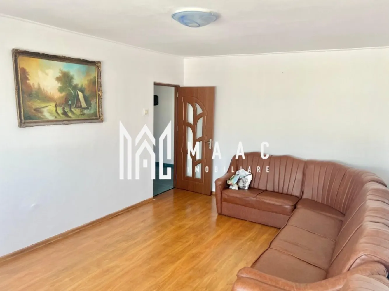 Apartament 3 camere | Ostroveni | Centrala termica | Bloc A - MAAC Imobiliare vă propune spre vânzare un apartament cu 3 camere, situat în Râmnicu Vâlcea, Cartier Ostroveni, într-o zonă liniștită, ideală pentru locuit.

Imobilul este amplasat la etajul 4 al unui bloc cu 5 etaje, bloc de tip A, recunoscut pentru compartimentarea eficientă și spațiile generoase. Blocul este reabilitat termic, oferind un plus de confort și eficiență energetică.

Apartamentul are o suprafață de 72 mp și este compartimentat astfel: living luminos, bucătărie, 2 dormitoare, 2 grupuri sanitare, hol spațios și multiple spații de depozitare. Proprietatea dispune de centrală termică proprie și se vinde parțial mobilată, conform fotografiilor.

Un mare avantaj îl reprezintă predarea imediată, apartamentul fiind disponibil chiar în momentul tranzacționării.

Pentru mai multe detalii sau pentru programarea unei vizionări, vă invităm să contactați MAAC Imobiliare.

id: CP2859756 - SP