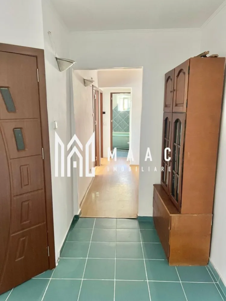 Apartament 3 camere | Ostroveni | Centrala termica | Bloc A - MAAC Imobiliare vă propune spre vânzare un apartament cu 3 camere, situat în Râmnicu Vâlcea, Cartier Ostroveni, într-o zonă liniștită, ideală pentru locuit.

Imobilul este amplasat la etajul 4 al unui bloc cu 5 etaje, bloc de tip A, recunoscut pentru compartimentarea eficientă și spațiile generoase. Blocul este reabilitat termic, oferind un plus de confort și eficiență energetică.

Apartamentul are o suprafață de 72 mp și este compartimentat astfel: living luminos, bucătărie, 2 dormitoare, 2 grupuri sanitare, hol spațios și multiple spații de depozitare. Proprietatea dispune de centrală termică proprie și se vinde parțial mobilată, conform fotografiilor.

Un mare avantaj îl reprezintă predarea imediată, apartamentul fiind disponibil chiar în momentul tranzacționării.

Pentru mai multe detalii sau pentru programarea unei vizionări, vă invităm să contactați MAAC Imobiliare.

id: CP2859756 - SP
