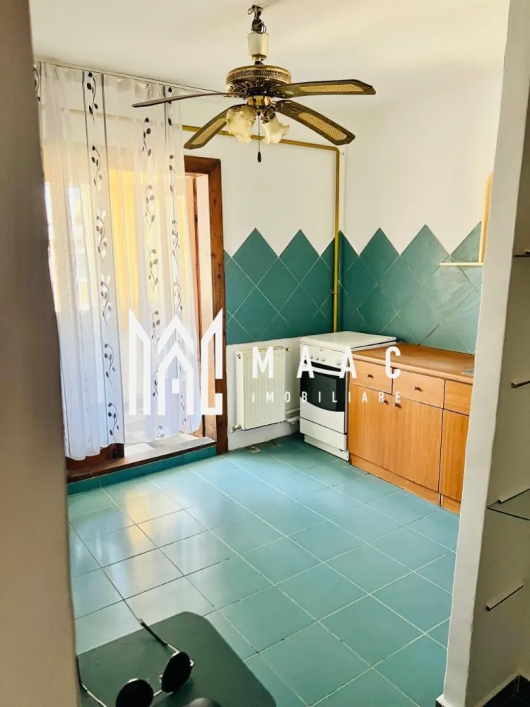 Apartament 3 camere | Ostroveni | Centrala termica | Bloc A - MAAC Imobiliare vă propune spre vânzare un apartament cu 3 camere, situat în Râmnicu Vâlcea, Cartier Ostroveni, într-o zonă liniștită, ideală pentru locuit.

Imobilul este amplasat la etajul 4 al unui bloc cu 5 etaje, bloc de tip A, recunoscut pentru compartimentarea eficientă și spațiile generoase. Blocul este reabilitat termic, oferind un plus de confort și eficiență energetică.

Apartamentul are o suprafață de 72 mp și este compartimentat astfel: living luminos, bucătărie, 2 dormitoare, 2 grupuri sanitare, hol spațios și multiple spații de depozitare. Proprietatea dispune de centrală termică proprie și se vinde parțial mobilată, conform fotografiilor.

Un mare avantaj îl reprezintă predarea imediată, apartamentul fiind disponibil chiar în momentul tranzacționării.

Pentru mai multe detalii sau pentru programarea unei vizionări, vă invităm să contactați MAAC Imobiliare.

id: CP2859756 - SP