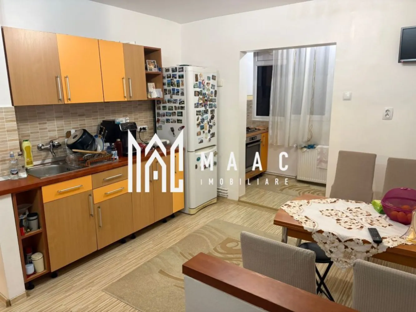 Apartament 2 camere | Etaj 1 | 56 MP | Calea Dumbravii - MAAC Imobiliare vă prezintă un apartament situat la etajul 1 cu o suprafață utilă de aproximativ 56 mp, este decomandat și se vinde complet mobilat și utilat, pregătit pentru mutare imediată.

Compartimentare:
Living luminos
Bucătărie complet echipată
Dormitor 
Baie cu cadă
Hol de acces
Pivniță pentru depozitare

Caracteristici și beneficii:
Suprafață utilă de aproximativ 56 mp
Compartimentare decomandată
Etaj 1 
Mobilat și utilat complet
Electrocasnice incluse
Zonă liniștită, cu vecini de calitate
Pivniță inclusă

Avantaje locație:
La doar câteva minute de Parcul Sub Arini
Acces rapid către școli, facultăți și grădinițe
Aproape de săli de fitness, magazine și zone comerciale.

Pentru mai multe informații, specificați ca ați văzut anunțul cu ID: CP3084243