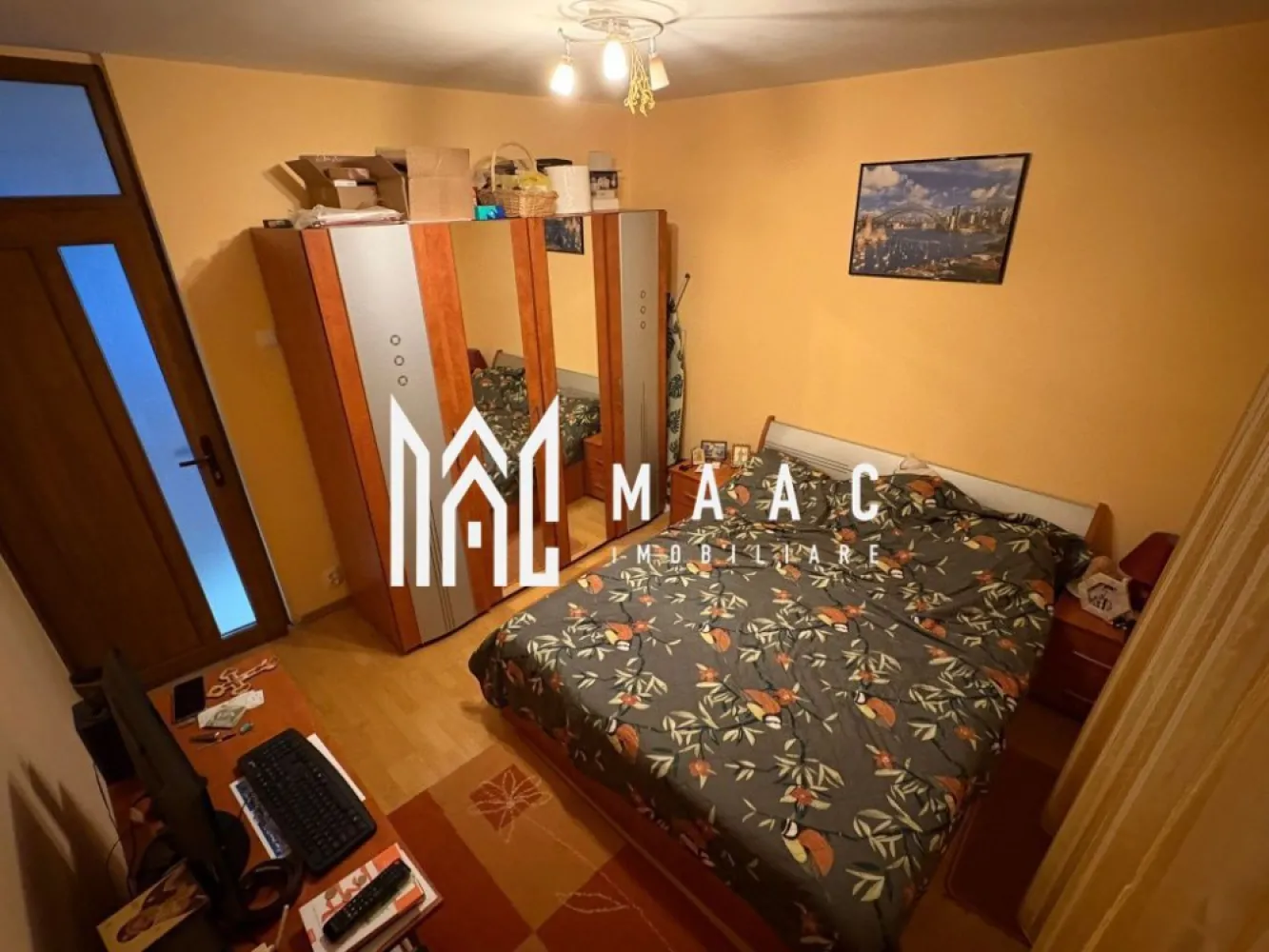 Apartament 2 camere | Etaj 1 | 56 MP | Calea Dumbravii - MAAC Imobiliare vă prezintă un apartament situat la etajul 1 cu o suprafață utilă de aproximativ 56 mp, este decomandat și se vinde complet mobilat și utilat, pregătit pentru mutare imediată.

Compartimentare:
Living luminos
Bucătărie complet echipată
Dormitor 
Baie cu cadă
Hol de acces
Pivniță pentru depozitare

Caracteristici și beneficii:
Suprafață utilă de aproximativ 56 mp
Compartimentare decomandată
Etaj 1 
Mobilat și utilat complet
Electrocasnice incluse
Zonă liniștită, cu vecini de calitate
Pivniță inclusă

Avantaje locație:
La doar câteva minute de Parcul Sub Arini
Acces rapid către școli, facultăți și grădinițe
Aproape de săli de fitness, magazine și zone comerciale.

Pentru mai multe informații, specificați ca ați văzut anunțul cu ID: CP3084243