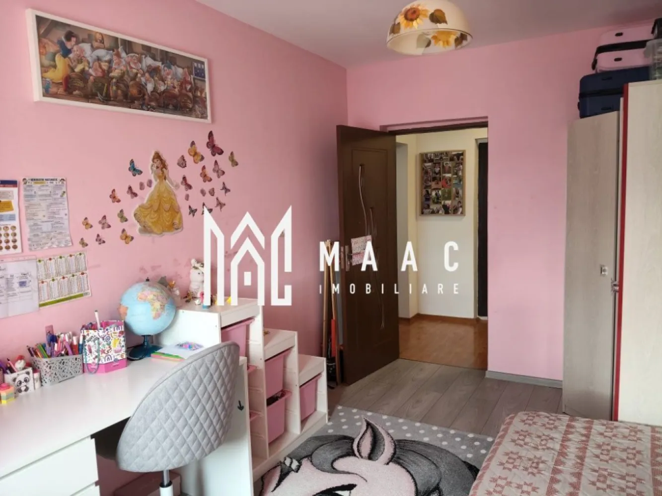 Apartament 3 camere | Etaj 2 | Decomandat | Selimbar - MAAC Imobiliare vă prezintă spre vânzare un apartament decomandat cu 3 camere, situat la etajul 2 din 3, în Șelimbăr, aproape de Promenada Mall, parc pentru copii, stații de autobuz și alte puncte de interes.

Locuința este compartimentată astfel:
Hol de acces
Living cu bucătărie open space
2 dormitoare
Baie
2 balcoane – unul deschis și unul închis, izolat exterior
Apartamentul este construit în anul 2012.

Dotări și avantaje:
Apartament decomandat
Etaj 2 din 3
Aer condiționat
Centrală termică proprie cu calorifere
Parcare privată inclusă
Balcon închis și izolat exterior
Se vinde complet mobilat și utilat
Gata pentru mutare imediată.

Zona este liniștită și bine conectată, oferind acces rapid către magazine, mijloace de transport, spații verzi și centre comerciale.

Pentru mai multe informații, specificați ca ați văzut anunțul cu ID: CP3084252