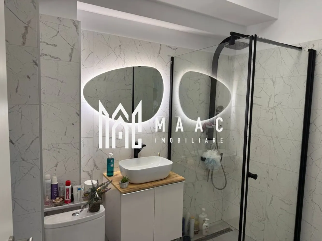Apartament 3 camere | Etaj 1 | 80 MPU | Balcon | Turnisor - MAAC Imobiliare vă prezintă spre vânzare un apartament decomandat cu 3 camere, situat la etajul 1 al unui imobil modern din zona Turnișor.

Apartamentul este amplasat într-un bloc construit în anul 2020, cu regim de înălțime Parter + 2 Etaje, realizat din cărămidă și izolat termic exterior.

Compartimentare:
Hol de acces
Bucătărie separată
Living cu ieșire pe balcon
2 dormitoare
2 băi
Debara
Balcon

Dotări și beneficii:
Centrală termică proprie
Apartament decomandat
Etaj 1
Construcție din cărămidă
Bloc izolat exterior
2 locuri de parcare incluse – unul subteran și unul suprateran
Parc pentru copii în cadrul ansamblului

Apartamentul se vinde complet mobilat și utilat cu:
Plită
Cuptor
Hotă
Frigider
Mașină de spălat rufe
Mașină de spălat vase

Zona oferă acces rapid către magazine, mijloace de transport, școli și principalele puncte de interes ale orașului, fiind ideală atât pentru locuit, cât și pentru investiție.

Pentru mai multe informații, specificați ca ați văzut anunțul cu ID: CP3084275