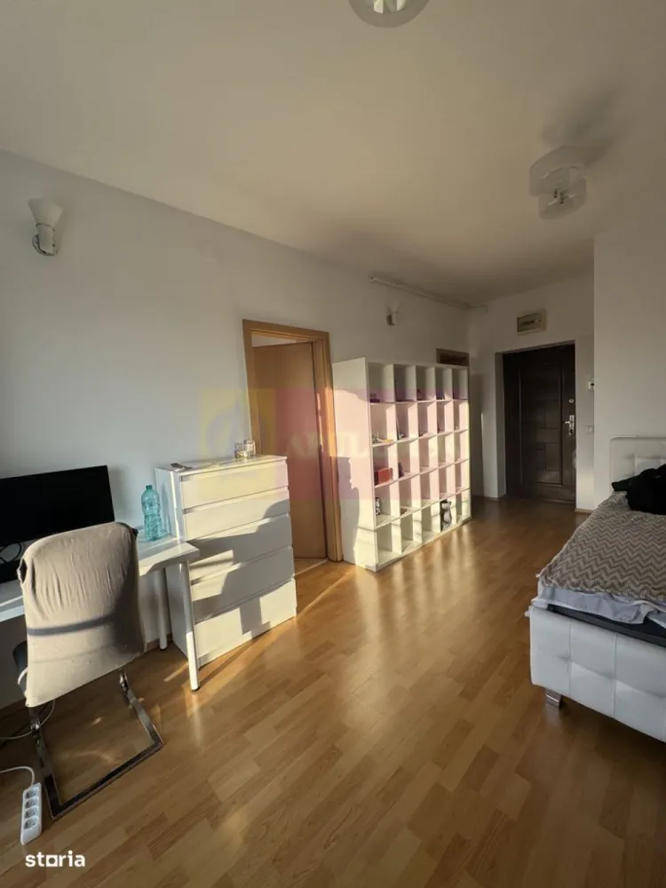Garsonieră cu balcon Complexul Rasarit de Soare, Titan - Agentia Imobiliara Apulum 94, va ofera
De vânzare garsonieră exceptionala, situată în complexul rezidențial Răsărit de Soare (Titan), ideală atât pentru locuit, cât și pentru investiție (~350-400 euro lunar pentru chirie).
Suprafață totală: 33 mpEtaj: 11/11 (view superb asupra orașului)
An construcție: 2009 Stare: foarte puțin locuită
Garsoniera este luminoasă, orientată spre vest, ceea ce oferă lumină naturală pe tot parcursul zilei și costuri reduse la încălzire (caloriferele sunt folosite la minim iarna). 
A fost aleasă special pentru priveliștea panoramică asupra orașului.
Se vinde complet mobilată și utilată, exact ca în fotografii: aer condiționat, mașină de spălat, frigider, TV, pat + mobilier complet, dressing compartimentat generos, gata de mutare.
Compartimentare eficientă: sufragerie spațioasă, bucătărie separată, baie, hol, debara/dressing, balcon
Localizare & facilitățiShopping & servicii: supermarketuri (Lidl, Kaufland, Mega Image) la câteva minute, centre comerciale și galerii comerciale în apropiere transport: stații STB la 2-3 minute, metrou 1 Decembrie 1918 / Titan / Costin Georgian la ~7-10 minute
Relaxare: Parcul IOR (Titan) și Parcul Teilor în apropiereLifestyle: sală fitness cu piscină în zonă, restaurante, cafenele, terase
Educație & sănătate: școli, grădinițe și clinici în apropiere
Avantaje cheie: vedere panoramică (etaj superior), foarte luminos și călduros iarna, complet mobilat – te poți muta imediat, ideal pentru locuit sau închiriere rapidă, dressing (rar la garsoniere)
