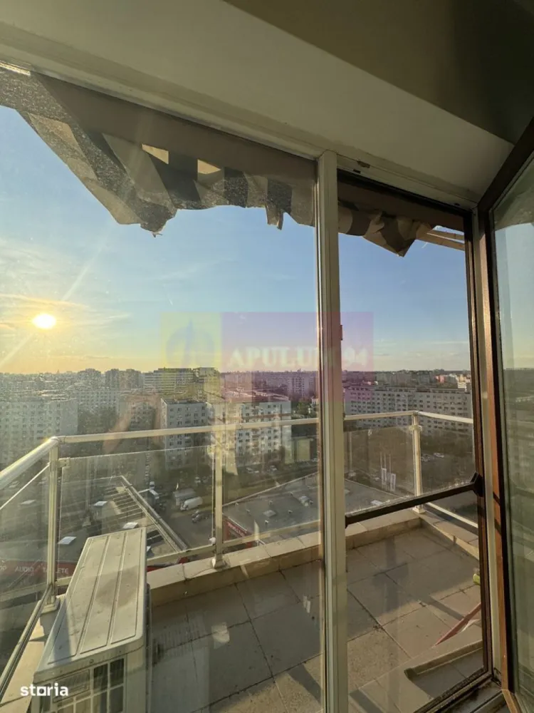 Garsonieră cu balcon Complexul Rasarit de Soare, Titan - Agentia Imobiliara Apulum 94, va ofera
De vânzare garsonieră exceptionala, situată în complexul rezidențial Răsărit de Soare (Titan), ideală atât pentru locuit, cât și pentru investiție (~350-400 euro lunar pentru chirie).
Suprafață totală: 33 mpEtaj: 11/11 (view superb asupra orașului)
An construcție: 2009 Stare: foarte puțin locuită
Garsoniera este luminoasă, orientată spre vest, ceea ce oferă lumină naturală pe tot parcursul zilei și costuri reduse la încălzire (caloriferele sunt folosite la minim iarna). 
A fost aleasă special pentru priveliștea panoramică asupra orașului.
Se vinde complet mobilată și utilată, exact ca în fotografii: aer condiționat, mașină de spălat, frigider, TV, pat + mobilier complet, dressing compartimentat generos, gata de mutare.
Compartimentare eficientă: sufragerie spațioasă, bucătărie separată, baie, hol, debara/dressing, balcon
Localizare & facilitățiShopping & servicii: supermarketuri (Lidl, Kaufland, Mega Image) la câteva minute, centre comerciale și galerii comerciale în apropiere transport: stații STB la 2-3 minute, metrou 1 Decembrie 1918 / Titan / Costin Georgian la ~7-10 minute
Relaxare: Parcul IOR (Titan) și Parcul Teilor în apropiereLifestyle: sală fitness cu piscină în zonă, restaurante, cafenele, terase
Educație & sănătate: școli, grădinițe și clinici în apropiere
Avantaje cheie: vedere panoramică (etaj superior), foarte luminos și călduros iarna, complet mobilat – te poți muta imediat, ideal pentru locuit sau închiriere rapidă, dressing (rar la garsoniere)