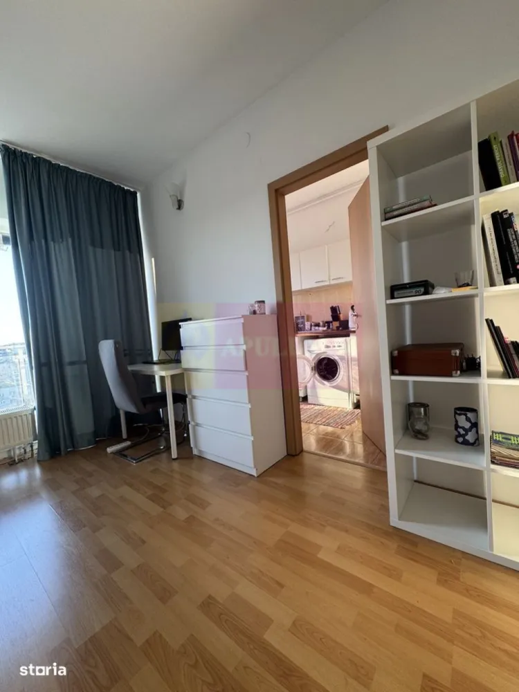 Garsonieră cu balcon Complexul Rasarit de Soare, Titan - Agentia Imobiliara Apulum 94, va ofera
De vânzare garsonieră exceptionala, situată în complexul rezidențial Răsărit de Soare (Titan), ideală atât pentru locuit, cât și pentru investiție (~350-400 euro lunar pentru chirie).
Suprafață totală: 33 mpEtaj: 11/11 (view superb asupra orașului)
An construcție: 2009 Stare: foarte puțin locuită
Garsoniera este luminoasă, orientată spre vest, ceea ce oferă lumină naturală pe tot parcursul zilei și costuri reduse la încălzire (caloriferele sunt folosite la minim iarna). 
A fost aleasă special pentru priveliștea panoramică asupra orașului.
Se vinde complet mobilată și utilată, exact ca în fotografii: aer condiționat, mașină de spălat, frigider, TV, pat + mobilier complet, dressing compartimentat generos, gata de mutare.
Compartimentare eficientă: sufragerie spațioasă, bucătărie separată, baie, hol, debara/dressing, balcon
Localizare & facilitățiShopping & servicii: supermarketuri (Lidl, Kaufland, Mega Image) la câteva minute, centre comerciale și galerii comerciale în apropiere transport: stații STB la 2-3 minute, metrou 1 Decembrie 1918 / Titan / Costin Georgian la ~7-10 minute
Relaxare: Parcul IOR (Titan) și Parcul Teilor în apropiereLifestyle: sală fitness cu piscină în zonă, restaurante, cafenele, terase
Educație & sănătate: școli, grădinițe și clinici în apropiere
Avantaje cheie: vedere panoramică (etaj superior), foarte luminos și călduros iarna, complet mobilat – te poți muta imediat, ideal pentru locuit sau închiriere rapidă, dressing (rar la garsoniere)