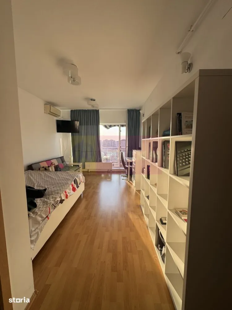 Garsonieră cu balcon Complexul Rasarit de Soare, Titan - Agentia Imobiliara Apulum 94, va ofera
De vânzare garsonieră exceptionala, situată în complexul rezidențial Răsărit de Soare (Titan), ideală atât pentru locuit, cât și pentru investiție (~350-400 euro lunar pentru chirie).
Suprafață totală: 33 mpEtaj: 11/11 (view superb asupra orașului)
An construcție: 2009 Stare: foarte puțin locuită
Garsoniera este luminoasă, orientată spre vest, ceea ce oferă lumină naturală pe tot parcursul zilei și costuri reduse la încălzire (caloriferele sunt folosite la minim iarna). 
A fost aleasă special pentru priveliștea panoramică asupra orașului.
Se vinde complet mobilată și utilată, exact ca în fotografii: aer condiționat, mașină de spălat, frigider, TV, pat + mobilier complet, dressing compartimentat generos, gata de mutare.
Compartimentare eficientă: sufragerie spațioasă, bucătărie separată, baie, hol, debara/dressing, balcon
Localizare & facilitățiShopping & servicii: supermarketuri (Lidl, Kaufland, Mega Image) la câteva minute, centre comerciale și galerii comerciale în apropiere transport: stații STB la 2-3 minute, metrou 1 Decembrie 1918 / Titan / Costin Georgian la ~7-10 minute
Relaxare: Parcul IOR (Titan) și Parcul Teilor în apropiereLifestyle: sală fitness cu piscină în zonă, restaurante, cafenele, terase
Educație & sănătate: școli, grădinițe și clinici în apropiere
Avantaje cheie: vedere panoramică (etaj superior), foarte luminos și călduros iarna, complet mobilat – te poți muta imediat, ideal pentru locuit sau închiriere rapidă, dressing (rar la garsoniere)