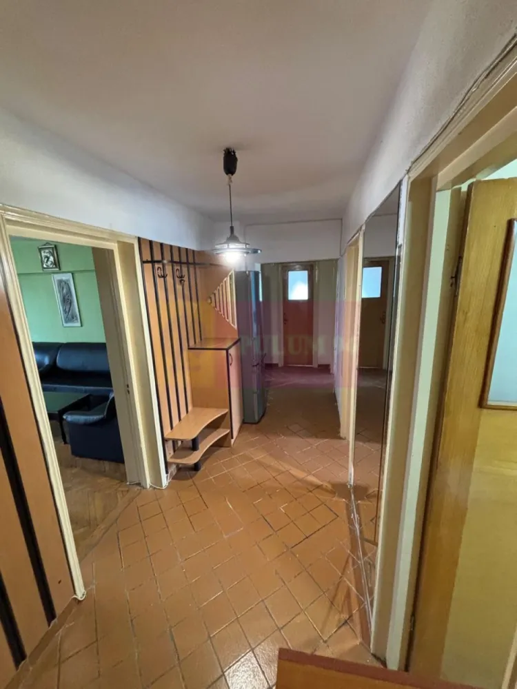 Apartament 3 camere Decebal stradal - Va oferim spre vanzare un apartament central pe bd Decebal, cu 3 camere, situat la etajul 8/9, cu o suprafață de 78 mp și o compartimentare decomandată. Interiorul este luminos si spatios. Imobilul are 2 balcoane și 2 bai. Bloc construit în anul 1995.
Apartamentul necesita renovare, liftul urca pana la etajul 8, iar deasupra se afla un etaj locuit. 
Scara este curata si luminoasa.
Pentru detalii si vizionari contactati agentul Dona Camelia 0733683461.