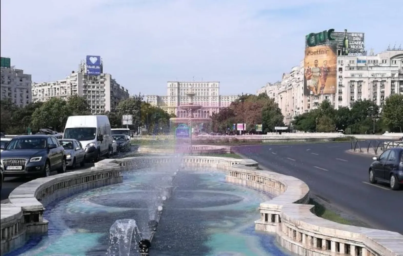 Apartament 4 camere Piata Unirii, langa metrou MagistralaM1,M2,M3 - Va oferim spre vanzare un apartament de 4 camere la Piata Unirii, etajul 3/8, stradal, decomandat, cu vederea si pe fata la Fantana Mare si pe spate, curat. Apartamentul dispune de 2 grupuri sanitare si 1 balcon spatios. Datorita locatiei apartamentul are potential de investitie foarte mare, cu un randament bun. 
Pentru detalii suplimentare si vizionari va rog contactati agentul Dona Camelia 0733683461