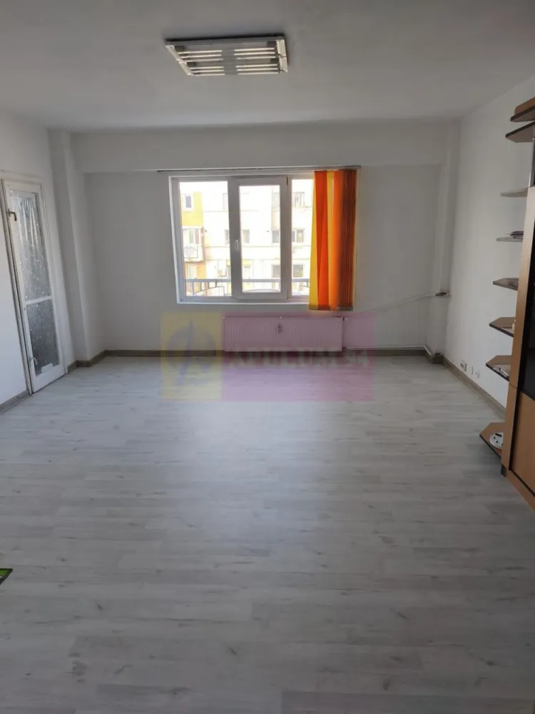 Vanzare apartament in zona Decebal- Calarasilor, metrou magistrala M2 - Va oferim spre vanzare un apartament de 3 camere in zona Calea Calarasilor-Decebal stradal, la etajul 7/8, decomandat, in apropiere de metrou magistrala M2, statia Piata Muncii, si transport suprafata STB. Apartamentul are 2 grupuri sanitare si vederea pe partea din fata si spate a blocului.
Pentru detalii si vizionari contactati agentul la 0733683461.