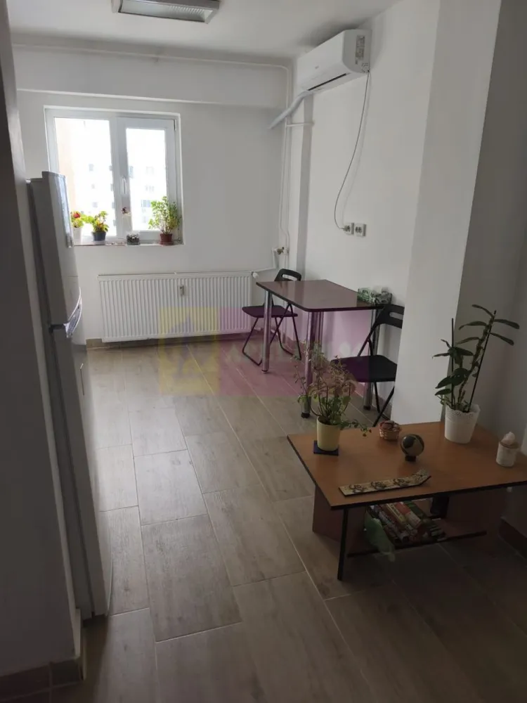 Vanzare apartament in zona Decebal- Calarasilor, metrou magistrala M2 - Va oferim spre vanzare un apartament de 3 camere in zona Calea Calarasilor-Decebal stradal, la etajul 7/8, decomandat, in apropiere de metrou magistrala M2, statia Piata Muncii, si transport suprafata STB. Apartamentul are 2 grupuri sanitare si vederea pe partea din fata si spate a blocului.
Pentru detalii si vizionari contactati agentul la 0733683461.