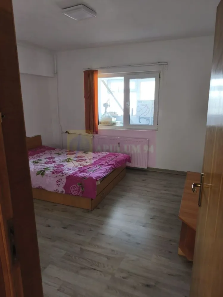 Vanzare apartament in zona Decebal- Calarasilor, metrou magistrala M2 - Va oferim spre vanzare un apartament de 3 camere in zona Calea Calarasilor-Decebal stradal, la etajul 7/8, decomandat, in apropiere de metrou magistrala M2, statia Piata Muncii, si transport suprafata STB. Apartamentul are 2 grupuri sanitare si vederea pe partea din fata si spate a blocului.
Pentru detalii si vizionari contactati agentul la 0733683461.