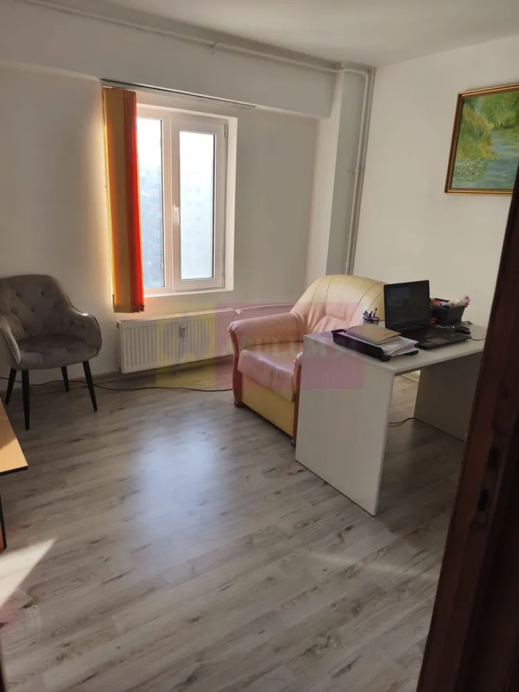Vanzare apartament in zona Decebal- Calarasilor, metrou magistrala M2 - Va oferim spre vanzare un apartament de 3 camere in zona Calea Calarasilor-Decebal stradal, la etajul 7/8, decomandat, in apropiere de metrou magistrala M2, statia Piata Muncii, si transport suprafata STB. Apartamentul are 2 grupuri sanitare si vederea pe partea din fata si spate a blocului.
Pentru detalii si vizionari contactati agentul la 0733683461.