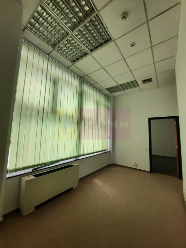 Inchiriere spatiu comercial in zona bd Unirii - Va oferim spre inchiriere un spatiu comercial pe bd Unirii, stradal, cu trafic intens, situat la parter de bloc, in suprafata utila de 435mp, cu front stradal generos de 21ml, cu multiple intrari prin fata pentru clienti, si spate pentru acces marfa. Ideal orice tip de activitate, dar fara HoReCa. Nu se inchiriaza suprafete mai mici.