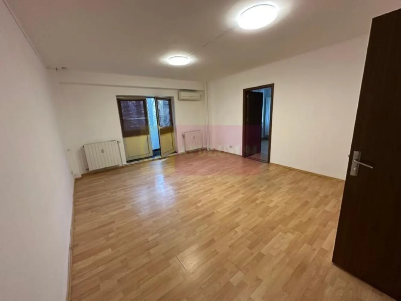 Vanzare apartament 3 camere-Rond Alba Iulia cu Centrala Termica - Vă oferim spre vânzare un apartament spațios și versatil, situat strategic in Rondul Alba Iulia, la etajul 3/8 decomandat, cu o suprafață utilă de 80 mp, această proprietate reprezintă o oportunitate rară de investiție într-una dintre cele mai dorite zone ale Capitalei. Blocul este construit in anul 1994 iar apartamentul are vederea mixta fata si spate.
Bucătăria open-space și doua grupuri sanitare
Apartamentul are Centrală Termica Proprie (costuri de întreținere optimizate) și aer condiționat.
• Stare interior: Foarte bine întreținut; spațiul este nemobilat, oferindu-vă libertate deplină pentru amenajare.
A funcționat ca birou, apartamentul este perfect atât pentru o familie care dorește să locuiască "în inima orașului", cât și pentru un sediu de firmă sau cabinet notarial/medical.
Pentru detalii suplimentare si vizionari contactati agentul Dona Camelia 0733683461.
