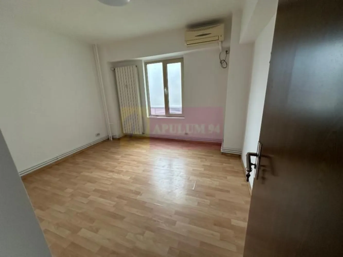 Vanzare apartament 3 camere-Rond Alba Iulia cu Centrala Termica - Vă oferim spre vânzare un apartament spațios și versatil, situat strategic in Rondul Alba Iulia, la etajul 3/8 decomandat, cu o suprafață utilă de 80 mp, această proprietate reprezintă o oportunitate rară de investiție într-una dintre cele mai dorite zone ale Capitalei. Blocul este construit in anul 1994 iar apartamentul are vederea mixta fata si spate.
Bucătăria open-space și doua grupuri sanitare
Apartamentul are Centrală Termica Proprie (costuri de întreținere optimizate) și aer condiționat.
• Stare interior: Foarte bine întreținut; spațiul este nemobilat, oferindu-vă libertate deplină pentru amenajare.
A funcționat ca birou, apartamentul este perfect atât pentru o familie care dorește să locuiască "în inima orașului", cât și pentru un sediu de firmă sau cabinet notarial/medical.
Pentru detalii suplimentare si vizionari contactati agentul Dona Camelia 0733683461.