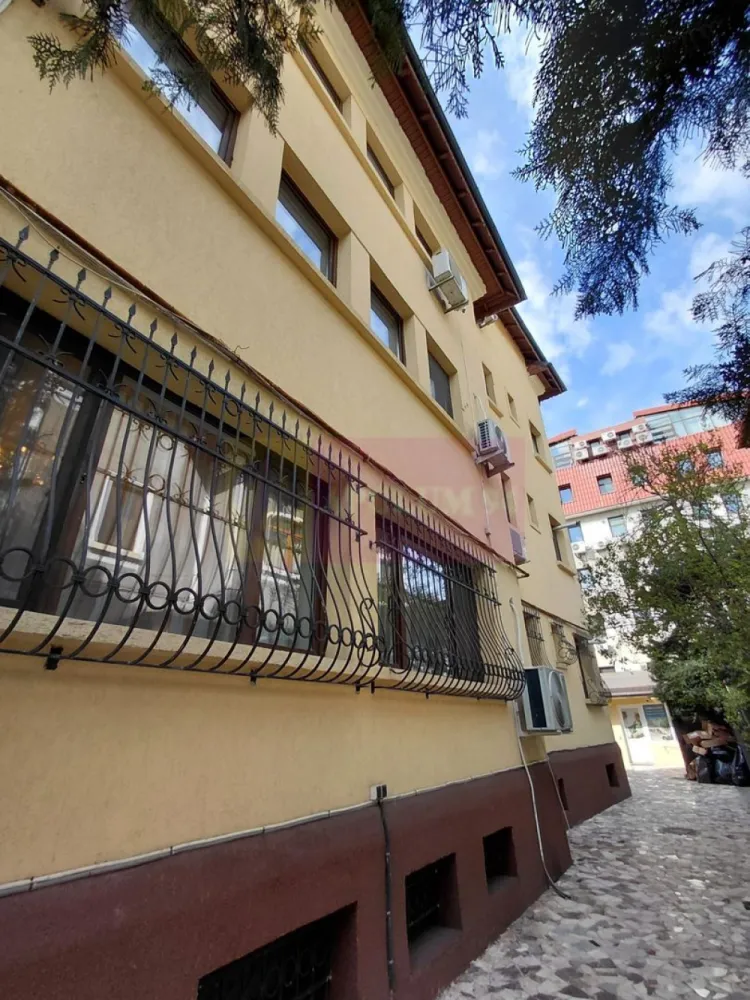 Vila individuala, Cotroceni-Facultatea de Medicina-20 camere - Va oferim spre vanzare o vila individuala, singur in curte, in zona Cotroceni langa Facultatea de Medicina S+P+2+M, cu o suprafata de 525mp, teren=560mp, amprenta 145mp, 20 camere, cu 2 garaje in curte pentru 4 masini. Dispune de Centrale Termice proprii, hidrofoare, 2 scari interioare, lift pentru 6 persoane-unde se poate transporta o traga cu doi insotitori, pe fiecare nivel 2 grupuri sanitare.
Ideal investitie, este inchiriata iar contractul de inchiriere expira pe 30 dec 2026.
Pretul nu este purtator de TVA, vila fiind pe persoana fizica.
Pentru detalii suplimentare si vizionari contactati Dona Camelia 0733683461.