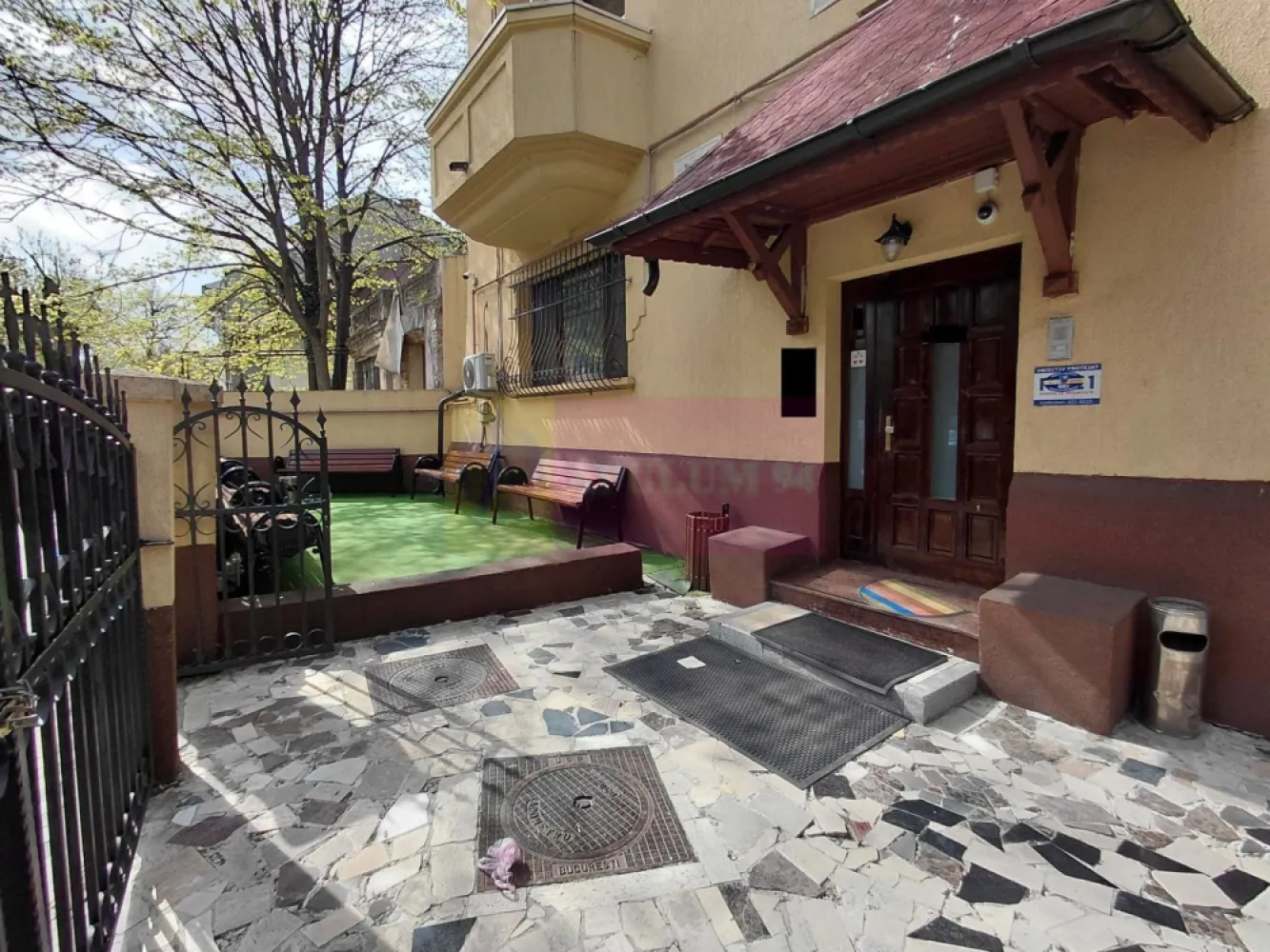 Vila individuala, Cotroceni-Facultatea de Medicina-20 camere - Va oferim spre vanzare o vila individuala, singur in curte, in zona Cotroceni langa Facultatea de Medicina S+P+2+M, cu o suprafata de 525mp, teren=560mp, amprenta 145mp, 20 camere, cu 2 garaje in curte pentru 4 masini. Dispune de Centrale Termice proprii, hidrofoare, 2 scari interioare, lift pentru 6 persoane-unde se poate transporta o traga cu doi insotitori, pe fiecare nivel 2 grupuri sanitare.
Ideal investitie, este inchiriata iar contractul de inchiriere expira pe 30 dec 2026.
Pretul nu este purtator de TVA, vila fiind pe persoana fizica.
Pentru detalii suplimentare si vizionari contactati Dona Camelia 0733683461.