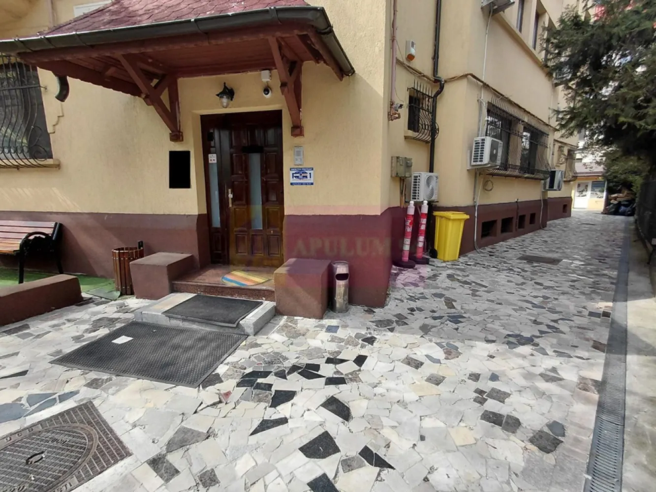 Vila individuala, Cotroceni-Facultatea de Medicina-20 camere - Va oferim spre vanzare o vila individuala, singur in curte, in zona Cotroceni langa Facultatea de Medicina S+P+2+M, cu o suprafata de 525mp, teren=560mp, amprenta 145mp, 20 camere, cu 2 garaje in curte pentru 4 masini. Dispune de Centrale Termice proprii, hidrofoare, 2 scari interioare, lift pentru 6 persoane-unde se poate transporta o traga cu doi insotitori, pe fiecare nivel 2 grupuri sanitare.
Ideal investitie, este inchiriata iar contractul de inchiriere expira pe 30 dec 2026.
Pretul nu este purtator de TVA, vila fiind pe persoana fizica.
Pentru detalii suplimentare si vizionari contactati Dona Camelia 0733683461.