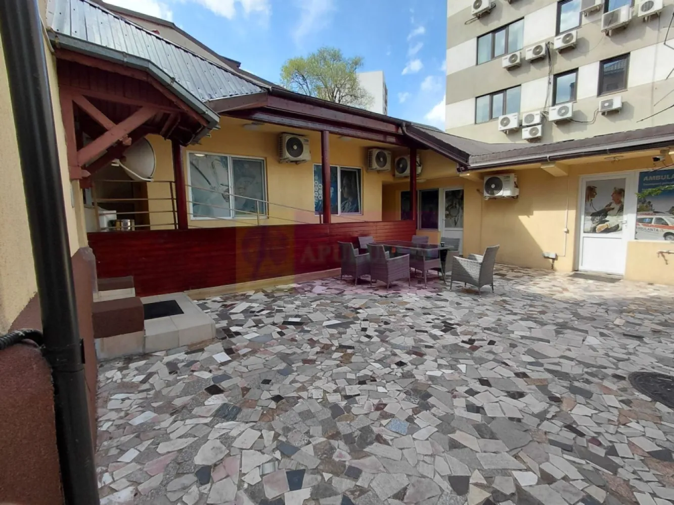 Vila individuala, Cotroceni-Facultatea de Medicina-20 camere - Va oferim spre vanzare o vila individuala, singur in curte, in zona Cotroceni langa Facultatea de Medicina S+P+2+M, cu o suprafata de 525mp, teren=560mp, amprenta 145mp, 20 camere, cu 2 garaje in curte pentru 4 masini. Dispune de Centrale Termice proprii, hidrofoare, 2 scari interioare, lift pentru 6 persoane-unde se poate transporta o traga cu doi insotitori, pe fiecare nivel 2 grupuri sanitare.
Ideal investitie, este inchiriata iar contractul de inchiriere expira pe 30 dec 2026.
Pretul nu este purtator de TVA, vila fiind pe persoana fizica.
Pentru detalii suplimentare si vizionari contactati Dona Camelia 0733683461.