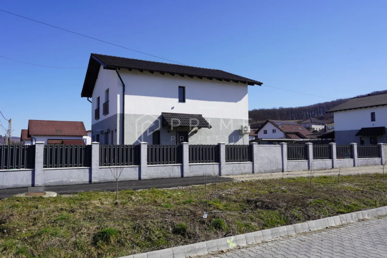 Casă tip duplex complet amenajată si mobilată - Vă propunem spre vânzare această casă tip duplex cu o suprafață utilă de 100mp construită în 2022 complet mobilată și utilată, gata de locuire, foarte aproape de viitorul spital universitar. 

Casă construită din cărămidă, fundație de beton, acoperită cu țiglă, cu un regim de înălțime parter și etaj cu sistem de izolație exterioară din polistiren și tencuială decorativă, pe un teren de 283mp. 
Terenul este înprejmuit de un gard de beton și șipcă metalică, finisat cu tencuiala decorativă.

Curtea este amenajată cu pavaj pentru 2 locuri de parcare, gazon cu sistem automatizat de irigație și bazin de colectare a apei pluviale, arbuști ornamentali pereni și piatră decorativă. Poarta de acces este culisantă automatizată.

Compatimentare: 
LA PARTER: intrare hol cu ușă termopan, sufrageria generoasă cu acces la terasă prin ușa culisantă termopan, 
bucătărie cochetă separată cu cămară și complet utilată (frigider Samsung, plita electrica, cumptor și mașină de spălat vase Bosch), baie de serviciu cu cabină de duș.

ETAJ: Acces la etaj pe scara din schelet metalic cu trepte din lemn masiv. 
La etaj găsim două dormitoare mobilate, baia mare cu cadă, toaletă și bideu. 
Acces la pod pe scară retractabilă (podul este generos 20mp, podit cu plăci osb și izolat, excelent pentru depozitare).

Sistem de încălzire cu centrală termică pe gaz cu calorifere, aparat de aer condiționat cu inverter Finlux. 
Ferestrele sunt din pvc cu geamuri termopan, ușile interioare de calitate Porta Doors, băile sunt placate cu gresie și faianță, pardoseli cu parchet laminat, terasa este placată cu gresie.

Locația este una urbană, aproape de pădure, perfectă pentru relaxare. 
În apropiere găsești restaurante, supermarketuri, clinici si alte facilitati. 

La Prime Properties, fiecare tranzacție înseamnă mai mult decât o simplă achiziție – este un proces complet, în care colaborăm cu cei mai buni profesioniști: notari, avocați, designeri, arhitecți, evaluatori, specialiști în certificate energetice, consultanți de credite imobiliare.
Astfel, atunci când alegi o proprietate prin noi, primești la pachet și siguranță, transparență și servicii impecabile pe tot parcursul drumului tău către casa ideală.
Ne dedicăm 100% fiecărui client, iar asta se reflectă în rezultate și în încrederea pe care o primim înapoi prin recomandările lor.
Proprietatea aceasta nu se potrivește exact nevoilor tale?
Lasă-ne să îți găsim alternativa potrivită. Agentul nostru îți va oferi soluții avantajoase și adaptate stilului tău de viață.
📞 Contactează-ne astăzi. Până acum nu am dezamăgit niciun client – și nu vom începe cu tine.
Comision 0% pentru cumpărători
