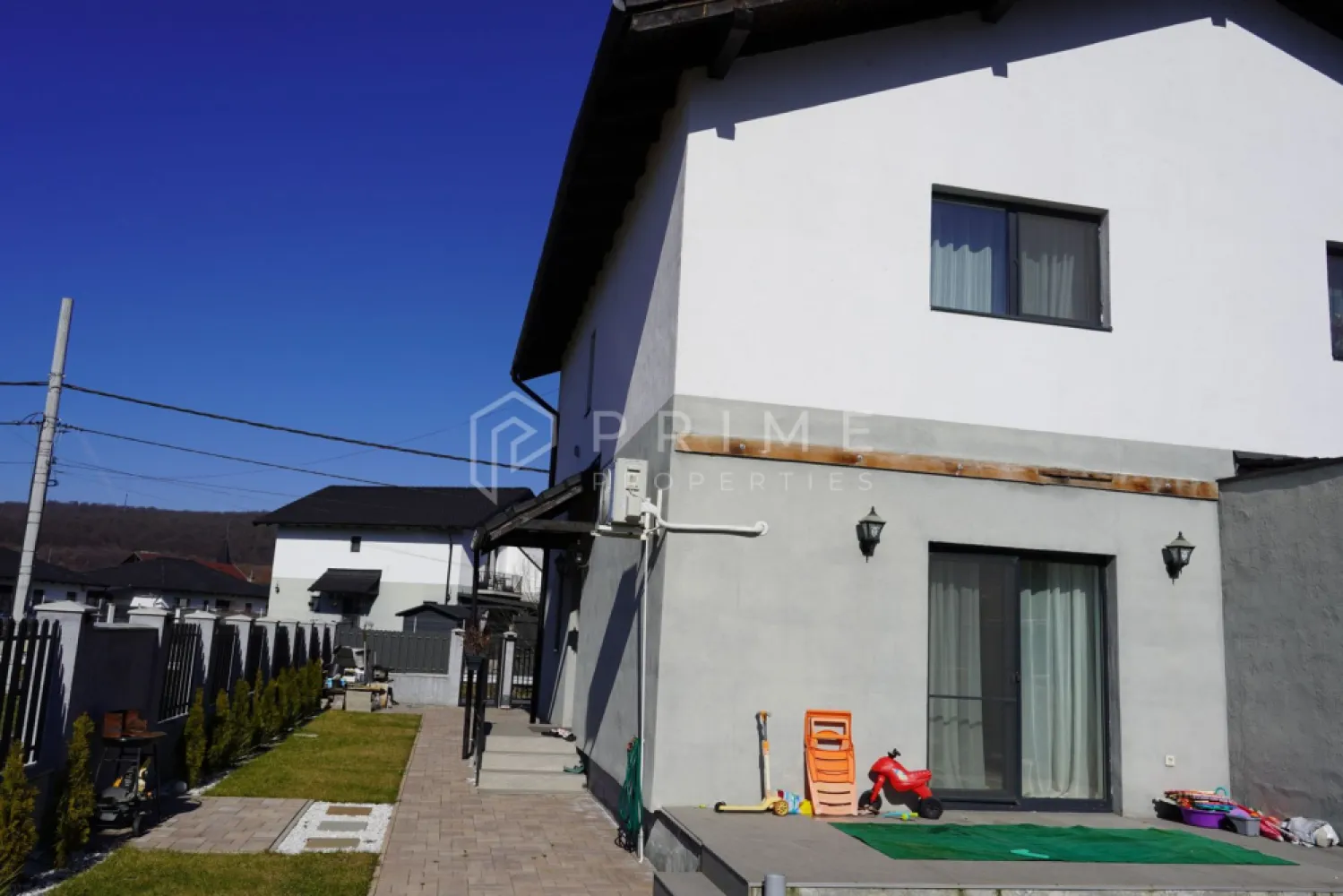 Casă tip duplex complet amenajată si mobilată - Vă propunem spre vânzare această casă tip duplex cu o suprafață utilă de 100mp construită în 2022 complet mobilată și utilată, gata de locuire, foarte aproape de viitorul spital universitar. 

Casă construită din cărămidă, fundație de beton, acoperită cu țiglă, cu un regim de înălțime parter și etaj cu sistem de izolație exterioară din polistiren și tencuială decorativă, pe un teren de 283mp. 
Terenul este înprejmuit de un gard de beton și șipcă metalică, finisat cu tencuiala decorativă.

Curtea este amenajată cu pavaj pentru 2 locuri de parcare, gazon cu sistem automatizat de irigație și bazin de colectare a apei pluviale, arbuști ornamentali pereni și piatră decorativă. Poarta de acces este culisantă automatizată.

Compatimentare: 
LA PARTER: intrare hol cu ușă termopan, sufrageria generoasă cu acces la terasă prin ușa culisantă termopan, 
bucătărie cochetă separată cu cămară și complet utilată (frigider Samsung, plita electrica, cumptor și mașină de spălat vase Bosch), baie de serviciu cu cabină de duș.

ETAJ: Acces la etaj pe scara din schelet metalic cu trepte din lemn masiv. 
La etaj găsim două dormitoare mobilate, baia mare cu cadă, toaletă și bideu. 
Acces la pod pe scară retractabilă (podul este generos 20mp, podit cu plăci osb și izolat, excelent pentru depozitare).

Sistem de încălzire cu centrală termică pe gaz cu calorifere, aparat de aer condiționat cu inverter Finlux. 
Ferestrele sunt din pvc cu geamuri termopan, ușile interioare de calitate Porta Doors, băile sunt placate cu gresie și faianță, pardoseli cu parchet laminat, terasa este placată cu gresie.

Locația este una urbană, aproape de pădure, perfectă pentru relaxare. 
În apropiere găsești restaurante, supermarketuri, clinici si alte facilitati. 

La Prime Properties, fiecare tranzacție înseamnă mai mult decât o simplă achiziție – este un proces complet, în care colaborăm cu cei mai buni profesioniști: notari, avocați, designeri, arhitecți, evaluatori, specialiști în certificate energetice, consultanți de credite imobiliare.
Astfel, atunci când alegi o proprietate prin noi, primești la pachet și siguranță, transparență și servicii impecabile pe tot parcursul drumului tău către casa ideală.
Ne dedicăm 100% fiecărui client, iar asta se reflectă în rezultate și în încrederea pe care o primim înapoi prin recomandările lor.
Proprietatea aceasta nu se potrivește exact nevoilor tale?
Lasă-ne să îți găsim alternativa potrivită. Agentul nostru îți va oferi soluții avantajoase și adaptate stilului tău de viață.
📞 Contactează-ne astăzi. Până acum nu am dezamăgit niciun client – și nu vom începe cu tine.
Comision 0% pentru cumpărători