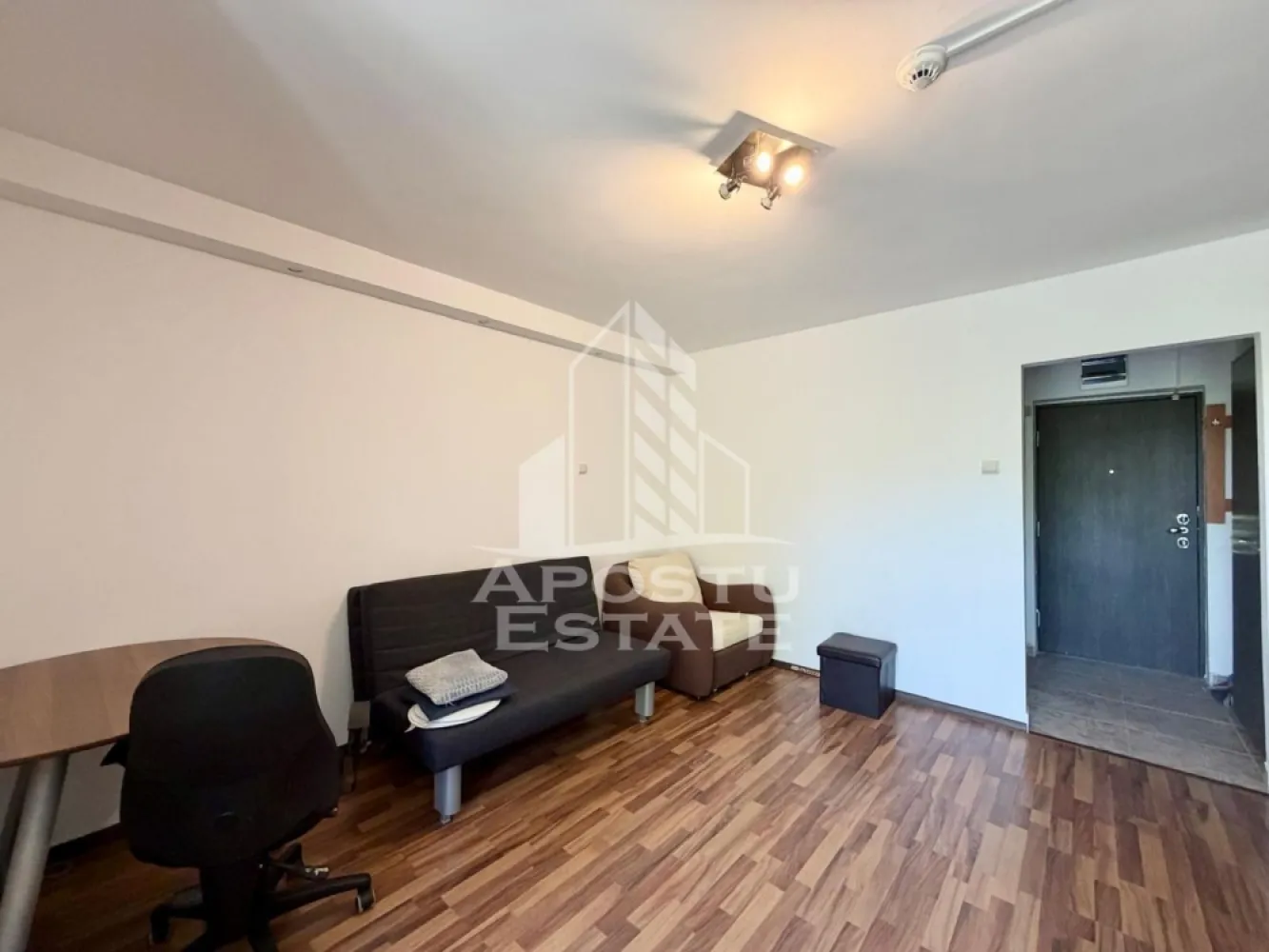 Apartament cu o camera de inchiriat, zona Brancoveanu, Timisoara - Agentia imobiliara APOSTU ESTATE va propune spre inchiriere un apartament cu o camera, spatios si luminos, situat in zona Brancoveanu, o zona linistita si bine pozitionata din Timisoara, potrivit pentru cupluri sau studenti care isi doresc o locuinta unde sa se simta confortabil si cu acces facil catre scoli, statii de autobuz, supermarketuri , magazine de zona, parcuri.

Suprafata utila: 30 mp
Compartimentare eficienta:
- Hol de acces generos
- Bucatarie complet mobilata si utilata
- Camera principala cu canapea extensibila
- Baie prevazuta cu dus

Confort si facilitati:
-Incalzirea apartamentului: termoficare prin calorifere
-Apartamentul este complet mobilat si utilat
- Apartamentul dispune de masina de spalat rufe

Localizare:
-Timis,Timisoara, zona Brancoveanu– acces facil spre magazine, supermarketul Lidl, scoli, parcuri si mijloace de transport in comun.

Ideal pentru:
- Cupluri
- Studenti

Disponibilitate: imediata
Pret chirie lunara: 300 euro
Programeaza o vizionare pentru a-ti putea imagina viitorul aici!
ID intern: CP3069352.