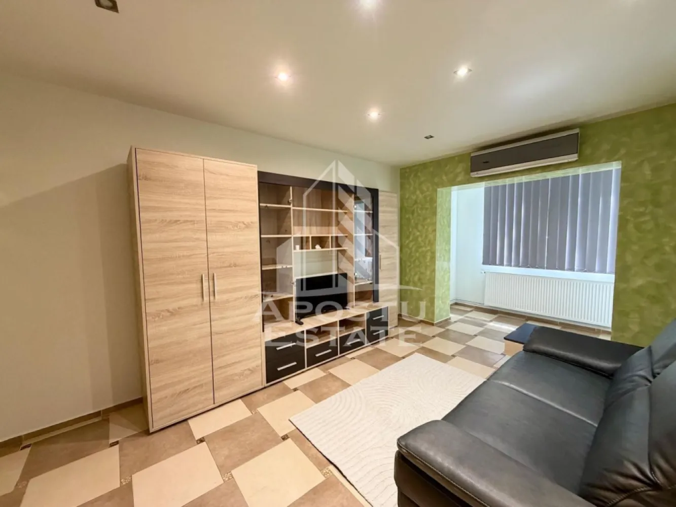 Apartament 2 camere de inchiriat, centrala, zona Centrala, Timisoara - Agentia Imobiliara APOSTU ESTATE va propune spre inchiriere un apartament spatios cu 2 camere, situat in zona Centrala din Timisoara ce ofera confort, siguranta si multiple facilitati.
Locuinta are o suprafata generoasa de 60 mp utili, fiind pozitionata la etajul 3/3, intr-un bloc bine intretinut. Este alegerea ideala pentru o familie sau pentru persoane active care isi doresc un camin modern intr-o zona centrala.

Compartimentare:
Living room spatios
Hol de acces
Dormitor matrimonial
Baie cu cada si geam
Bucatarie mobilata
Debara

Dotari si beneficii:
Suprafata utila: 60 mp
Etaj 3 din 3
Centrala proprie
Ac in fiecare camera

Pret: 650euro/luna
Garantie: 1300 euro

Va asteptam la vizionare pentru a descoperi acest apartament spatios si modern, intr-un complex rezidential ideal pentru familii!
ID Intern: CP3069286!