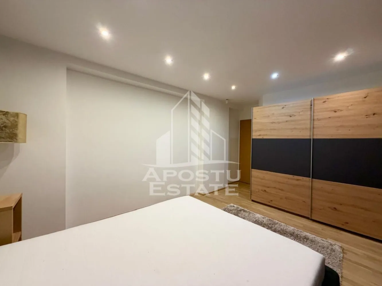 Apartament 2 camere de inchiriat, centrala, zona Centrala, Timisoara - Agentia Imobiliara APOSTU ESTATE va propune spre inchiriere un apartament spatios cu 2 camere, situat in zona Centrala din Timisoara ce ofera confort, siguranta si multiple facilitati.
Locuinta are o suprafata generoasa de 60 mp utili, fiind pozitionata la etajul 3/3, intr-un bloc bine intretinut. Este alegerea ideala pentru o familie sau pentru persoane active care isi doresc un camin modern intr-o zona centrala.

Compartimentare:
Living room spatios
Hol de acces
Dormitor matrimonial
Baie cu cada si geam
Bucatarie mobilata
Debara

Dotari si beneficii:
Suprafata utila: 60 mp
Etaj 3 din 3
Centrala proprie
Ac in fiecare camera

Pret: 650euro/luna
Garantie: 1300 euro

Va asteptam la vizionare pentru a descoperi acest apartament spatios si modern, intr-un complex rezidential ideal pentru familii!
ID Intern: CP3069286!