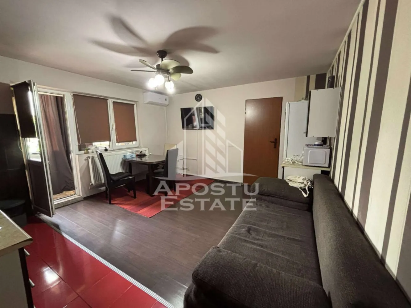 Apartament cu 3 camere de vanzare, zona Dambovita, Timisoara - APOSTU ESTATE va propune spre vanzare un apartament cu 2 camere transformat in 3, spatios si luminos, semidecomandat, in judetul Timis, Timisoara, zona Dambovita, 
Apartamentul este situat la parter si are o suprafata de 54 mp.
Compartimentare:
- Hol mare de acces
- Living open space cu bucataria
- 2 Dormitoare
- Baie cu geam
Confortul termic este realizat prin intermediul centralei proprii pe gaz si a aparatului de aer conditionat.
Zona foarte linistita cu numeroase facilitati si puncte de interes precum: acces rapid si usor la mijloacele de transport in comun, mall-ul Shopping City la cateva minute distanta, piata si alte supermarket-uri in apropiere, farmacii, institutii de invatamant, restaurante, baruri, cafenele si multe altele.
Agentia imobiliara Apostu Estate va ofera consultanta bancara gratuita prin intermediul colaboratorilor nostri pentru alegerea celui mai potrivit tip de credit, astfel incat tu sa devi noul proprietar al acestui apartament.
Va asteptam cu drag la o vizionare chiar si astazi!
ID intern: CP3069264.