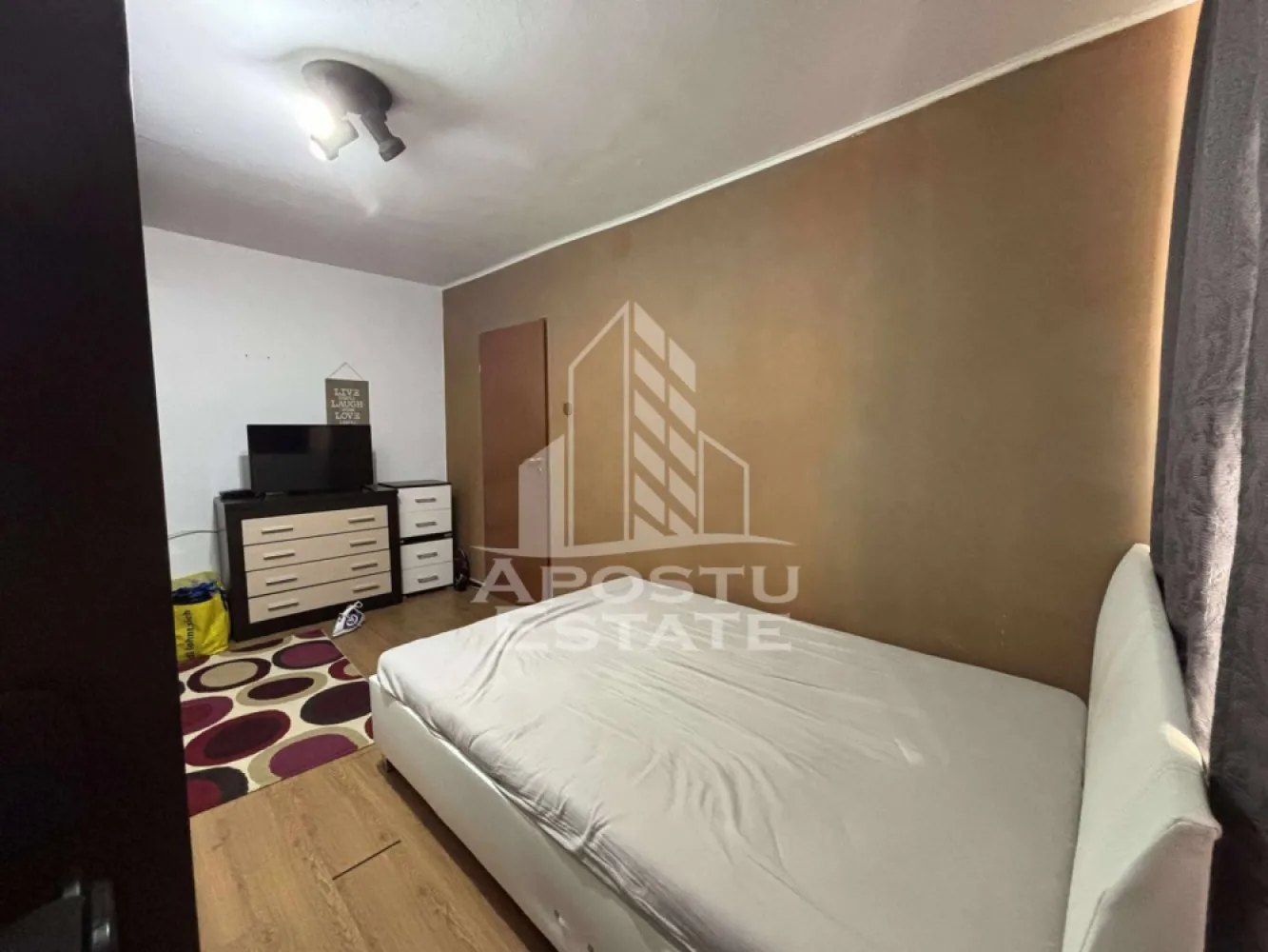 Apartament cu 3 camere de vanzare, zona Dambovita, Timisoara - APOSTU ESTATE va propune spre vanzare un apartament cu 2 camere transformat in 3, spatios si luminos, semidecomandat, in judetul Timis, Timisoara, zona Dambovita, 
Apartamentul este situat la parter si are o suprafata de 54 mp.
Compartimentare:
- Hol mare de acces
- Living open space cu bucataria
- 2 Dormitoare
- Baie cu geam
Confortul termic este realizat prin intermediul centralei proprii pe gaz si a aparatului de aer conditionat.
Zona foarte linistita cu numeroase facilitati si puncte de interes precum: acces rapid si usor la mijloacele de transport in comun, mall-ul Shopping City la cateva minute distanta, piata si alte supermarket-uri in apropiere, farmacii, institutii de invatamant, restaurante, baruri, cafenele si multe altele.
Agentia imobiliara Apostu Estate va ofera consultanta bancara gratuita prin intermediul colaboratorilor nostri pentru alegerea celui mai potrivit tip de credit, astfel incat tu sa devi noul proprietar al acestui apartament.
Va asteptam cu drag la o vizionare chiar si astazi!
ID intern: CP3069264.