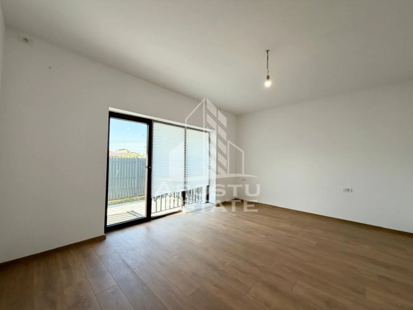Apartament cu o camera nemobilat de inchiriat, Mosnita Noua - Agentia imobiliara APOSTU ESTATE va propune spre inchiriere un apartament cu o camera, spatios si luminos, situat in Mosnita Noua, o zona linistita si bine pozitionata cu acces rapid spre Timisoara, potrivit pentru cupluri,familii, sau studenti care isi doresc o locuinta unde sa se simta confortabil si cu acces facil catre scoli, statii de autobuz, supermarketuri , magazine de zona, parcuri.

Suprafata utila: 38 mp
Compartimentare eficienta:
-Hol de acces generos
-Bucatarie
-Spatiu de depozitare
-Camera principala cu iesire directa in terasa
-Baie prevazuta cu dus si geam

Confort si facilitati:
-Incalzirea apartamentului: centrala proprie cu incalzire prin pardoseala
- 2 locuri de parcare in curte privata

Localizare:
-Timis, Mosnita Noua– acces facil spre magazine, supermarketul Lidl, scoli, parcuri si mijloace de transport in comun.

Disponibilitate: imediata
Pret chirie lunara nemobilat: 320 euro
Pret chirie lunara mobilat: 350 euro
Programeaza o vizionare pentru a-ti putea imagina viitorul aici!
ID intern: CP3069111