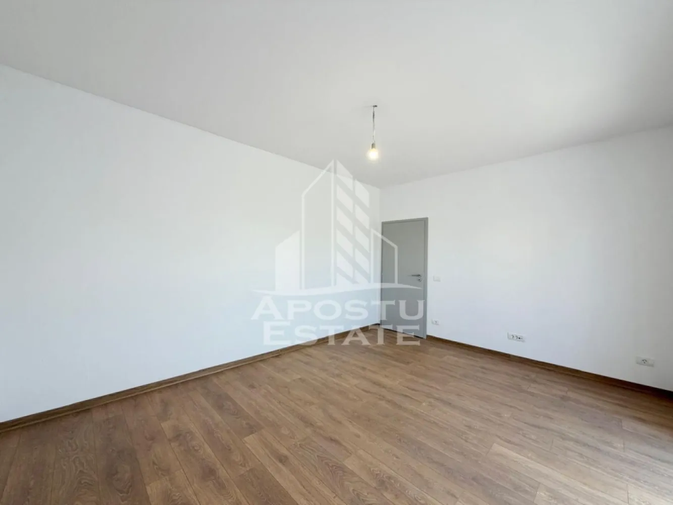 Apartament cu o camera nemobilat de inchiriat, Mosnita Noua - Agentia imobiliara APOSTU ESTATE va propune spre inchiriere un apartament cu o camera, spatios si luminos, situat in Mosnita Noua, o zona linistita si bine pozitionata cu acces rapid spre Timisoara, potrivit pentru cupluri,familii, sau studenti care isi doresc o locuinta unde sa se simta confortabil si cu acces facil catre scoli, statii de autobuz, supermarketuri , magazine de zona, parcuri.

Suprafata utila: 38 mp
Compartimentare eficienta:
-Hol de acces generos
-Bucatarie
-Spatiu de depozitare
-Camera principala cu iesire directa in terasa
-Baie prevazuta cu dus si geam

Confort si facilitati:
-Incalzirea apartamentului: centrala proprie cu incalzire prin pardoseala
- 2 locuri de parcare in curte privata

Localizare:
-Timis, Mosnita Noua– acces facil spre magazine, supermarketul Lidl, scoli, parcuri si mijloace de transport in comun.

Disponibilitate: imediata
Pret chirie lunara nemobilat: 320 euro
Pret chirie lunara mobilat: 350 euro
Programeaza o vizionare pentru a-ti putea imagina viitorul aici!
ID intern: CP3069111
