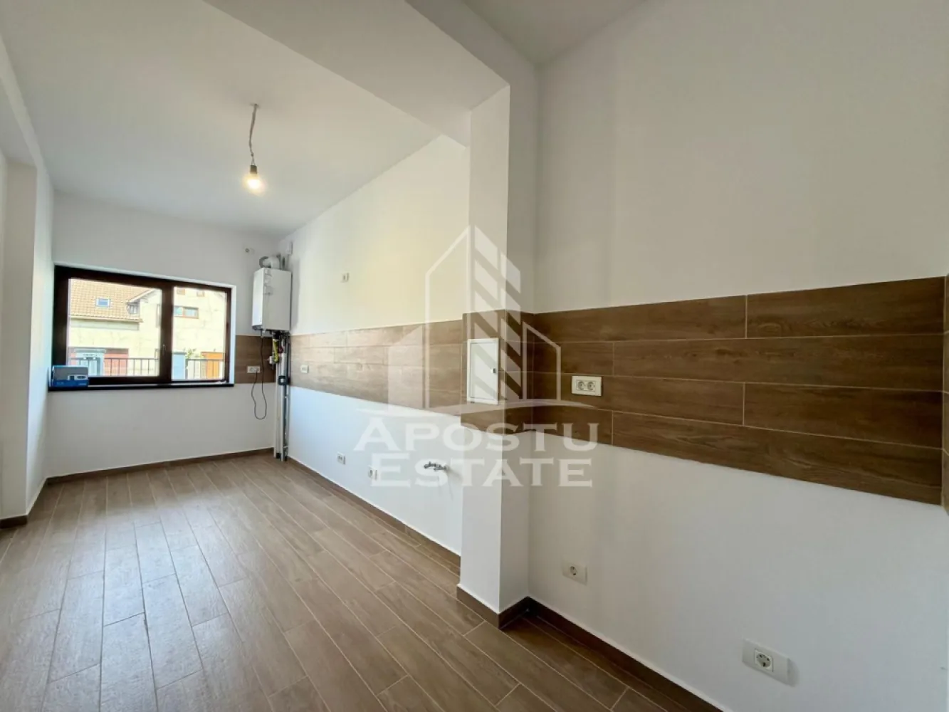 Apartament cu o camera nemobilat de inchiriat, Mosnita Noua - Agentia imobiliara APOSTU ESTATE va propune spre inchiriere un apartament cu o camera, spatios si luminos, situat in Mosnita Noua, o zona linistita si bine pozitionata cu acces rapid spre Timisoara, potrivit pentru cupluri,familii, sau studenti care isi doresc o locuinta unde sa se simta confortabil si cu acces facil catre scoli, statii de autobuz, supermarketuri , magazine de zona, parcuri.

Suprafata utila: 38 mp
Compartimentare eficienta:
-Hol de acces generos
-Bucatarie
-Spatiu de depozitare
-Camera principala cu iesire directa in terasa
-Baie prevazuta cu dus si geam

Confort si facilitati:
-Incalzirea apartamentului: centrala proprie cu incalzire prin pardoseala
- 2 locuri de parcare in curte privata

Localizare:
-Timis, Mosnita Noua– acces facil spre magazine, supermarketul Lidl, scoli, parcuri si mijloace de transport in comun.

Disponibilitate: imediata
Pret chirie lunara nemobilat: 320 euro
Pret chirie lunara mobilat: 350 euro
Programeaza o vizionare pentru a-ti putea imagina viitorul aici!
ID intern: CP3069111