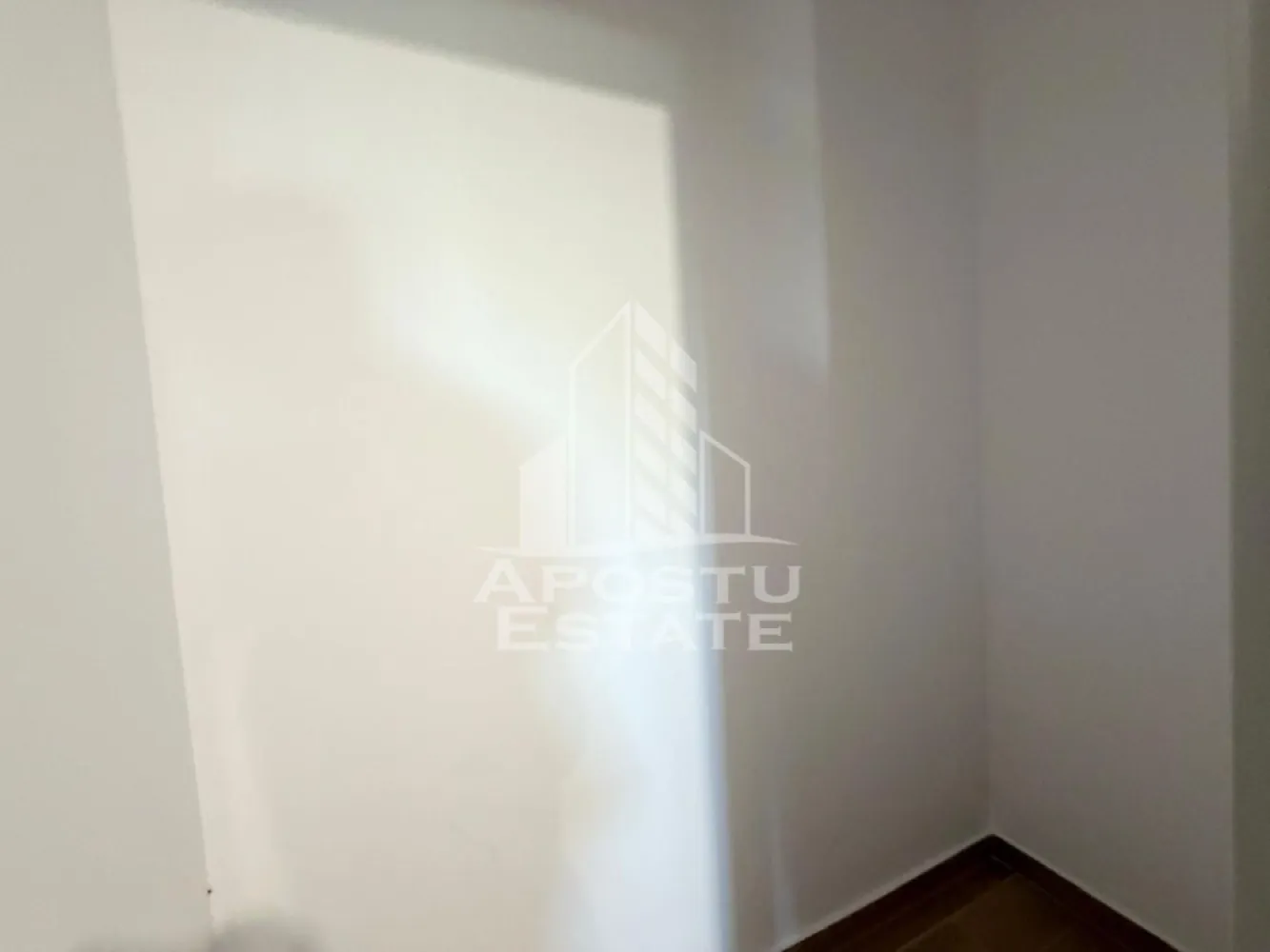 Apartament cu o camera nemobilat de inchiriat, Mosnita Noua - Agentia imobiliara APOSTU ESTATE va propune spre inchiriere un apartament cu o camera, spatios si luminos, situat in Mosnita Noua, o zona linistita si bine pozitionata cu acces rapid spre Timisoara, potrivit pentru cupluri,familii, sau studenti care isi doresc o locuinta unde sa se simta confortabil si cu acces facil catre scoli, statii de autobuz, supermarketuri , magazine de zona, parcuri.

Suprafata utila: 38 mp
Compartimentare eficienta:
-Hol de acces generos
-Bucatarie
-Spatiu de depozitare
-Camera principala cu iesire directa in terasa
-Baie prevazuta cu dus si geam

Confort si facilitati:
-Incalzirea apartamentului: centrala proprie cu incalzire prin pardoseala
- 2 locuri de parcare in curte privata

Localizare:
-Timis, Mosnita Noua– acces facil spre magazine, supermarketul Lidl, scoli, parcuri si mijloace de transport in comun.

Disponibilitate: imediata
Pret chirie lunara nemobilat: 320 euro
Pret chirie lunara mobilat: 350 euro
Programeaza o vizionare pentru a-ti putea imagina viitorul aici!
ID intern: CP3069111