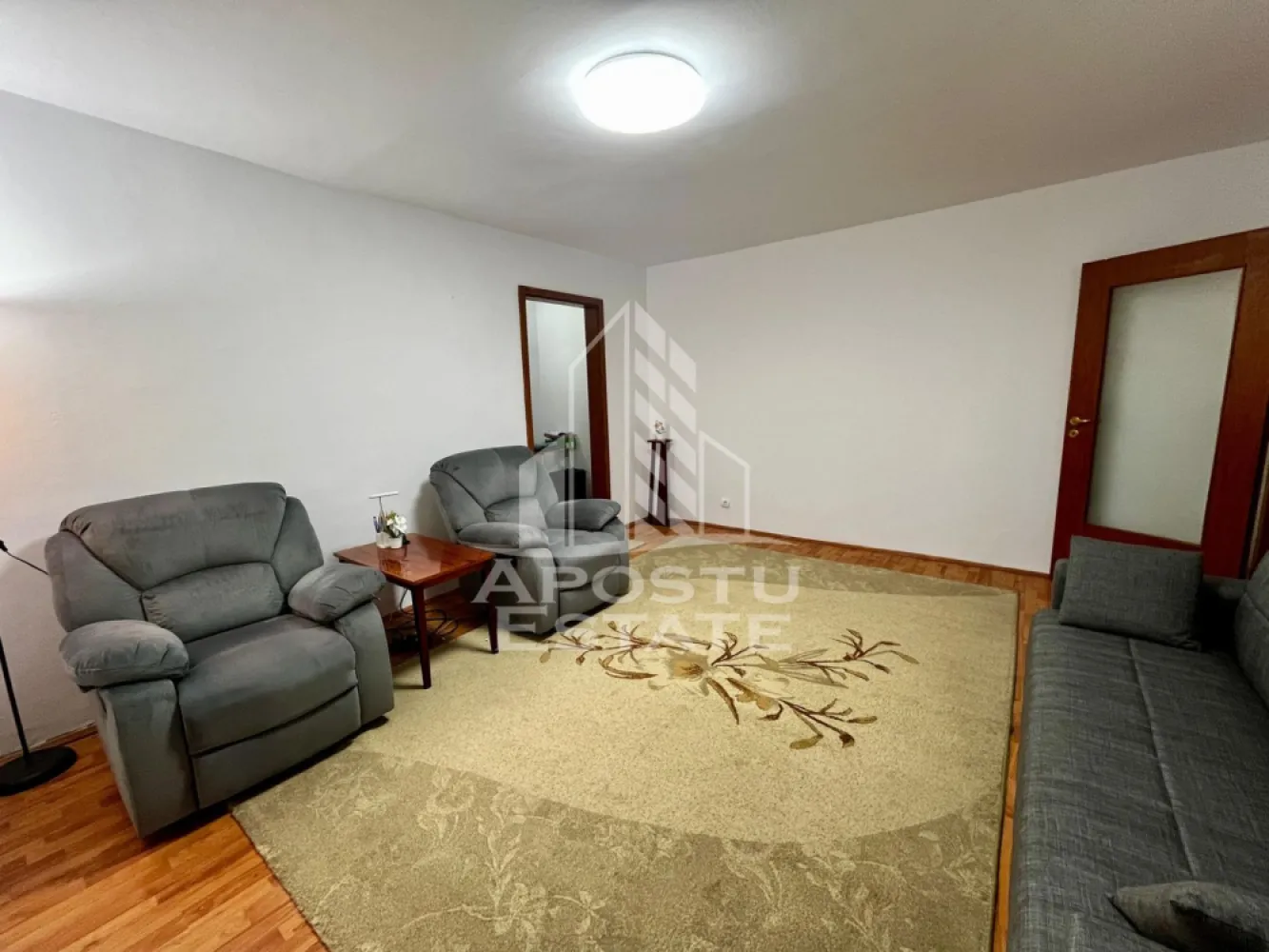 Apartament 2 camere de vanzare, zona Dambovita, Timisoara - Agentia imobiliara APOSTU ESTATE va propune spre vanzare un apartament cu 2 camere, semidecomandat, parter inalt /4, situat in zona Dambovita/Sagului/Liviu Rebreanu din Timisoara, judetul Timis.

Apartamentul este amplasat la parterul inalt/4 al unui imobil construit in 1980 si are o suprafata utila de 50,29 mp plus garaj cu CF separat de 15,55 mp. Subsolul blocului este izolat si apartamentul are canalizare separata.
Confortul termic se realizeaza prin intermediul centralei proprii pe gaz cu sistem de incalzire prin calorifere, centrala a fost schimbata recent in luna aprilie si este in garantie.
Compartimentare:
- hol acces spatios
-bucatarie inchisa cu debara pentru depozitare
-living
-dormitor
- baie cu cada si geam de aerisire.
Proprietatea se vinde cum se vede in imagini si este o varianta ideala pentru familii, cuplu, investitie.
Imbunatatiri aduse de catre proprietar:
-centrala proprie pe gaz noua 
-robiner calorifer cu cap termostat la fiecare calorifer 
-proaspat zugravit
-unele corpuri de mobila si electrocasnice noi in garantie
-jaluzele exterioare din lemn

Vecinatati: Mijloace transport in comun la 3 min de mers pe jos tramvaiul nr.9 si la 9 min autobuzul 33 si E8 ,farmacii,banci, scoala si gradinita la 5 min de mers pe jos, Profi la 5 minute de mers pe jos,Shopping City la 6 minute cu masina, Centrul orasului la 12 minute cu masina.

Agentia imobiliara Apostu Estate va ofera consultanta bancara gratuita prin intermediul colaboratorilor nostri pentru alegerea celui mai potrivit tip de credit, astfel incat tu sa devi noul proprietar al acestui apartament.
Va asteptam cu drag la o vizionare!
Id Intern: CP3068883