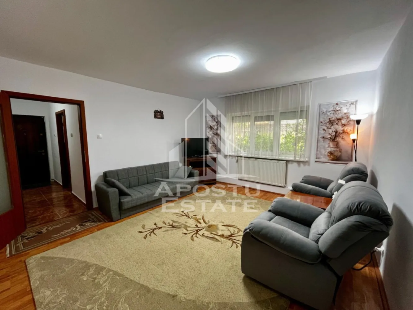 Apartament 2 camere de vanzare, zona Dambovita, Timisoara - Agentia imobiliara APOSTU ESTATE va propune spre vanzare un apartament cu 2 camere, semidecomandat, parter inalt /4, situat in zona Dambovita/Sagului/Liviu Rebreanu din Timisoara, judetul Timis.

Apartamentul este amplasat la parterul inalt/4 al unui imobil construit in 1980 si are o suprafata utila de 50,29 mp plus garaj cu CF separat de 15,55 mp. Subsolul blocului este izolat si apartamentul are canalizare separata.
Confortul termic se realizeaza prin intermediul centralei proprii pe gaz cu sistem de incalzire prin calorifere, centrala a fost schimbata recent in luna aprilie si este in garantie.
Compartimentare:
- hol acces spatios
-bucatarie inchisa cu debara pentru depozitare
-living
-dormitor
- baie cu cada si geam de aerisire.
Proprietatea se vinde cum se vede in imagini si este o varianta ideala pentru familii, cuplu, investitie.
Imbunatatiri aduse de catre proprietar:
-centrala proprie pe gaz noua 
-robiner calorifer cu cap termostat la fiecare calorifer 
-proaspat zugravit
-unele corpuri de mobila si electrocasnice noi in garantie
-jaluzele exterioare din lemn

Vecinatati: Mijloace transport in comun la 3 min de mers pe jos tramvaiul nr.9 si la 9 min autobuzul 33 si E8 ,farmacii,banci, scoala si gradinita la 5 min de mers pe jos, Profi la 5 minute de mers pe jos,Shopping City la 6 minute cu masina, Centrul orasului la 12 minute cu masina.

Agentia imobiliara Apostu Estate va ofera consultanta bancara gratuita prin intermediul colaboratorilor nostri pentru alegerea celui mai potrivit tip de credit, astfel incat tu sa devi noul proprietar al acestui apartament.
Va asteptam cu drag la o vizionare!
Id Intern: CP3068883