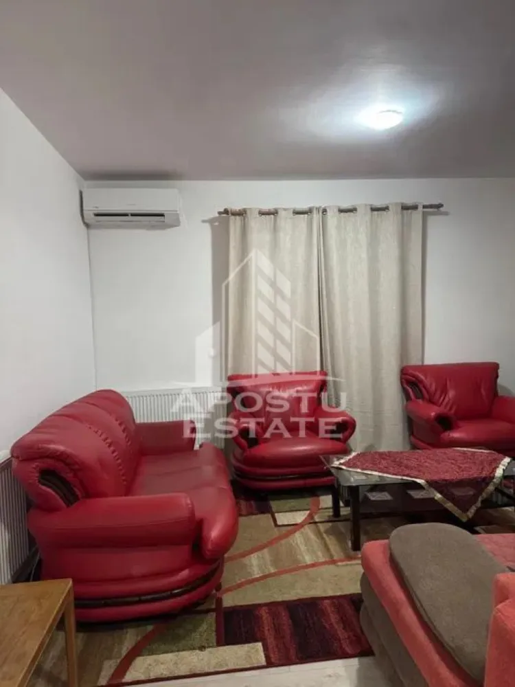 Apartament cu 2 camere, Timisoara, Calea Girocului, Centrala proprie - Agentia imobiliara APOSTU ESTATE va propune spre inchiriere un apartament cu 2 camere, situat in judetul Timis, Timisoara,zona Calea Girocului, o zona linistita si bine pozitionata pentru cupluri sau familii care isi doresc o locuinta unde sa se simta confortabil si cu acces facil catre scoli, supermarketuri , magazine de zona.
Suprafata utila: 60 mp
Compartimentare eficienta:
-Hol de acces.
-Living room spatios si luminos.
-Bucatarie inchisa mobiliata si utilata.
-Dormitor matrimonial.
-Baie cu cada.
Confort si facilitati:
-Confort termic: Incalzirea este realizata prin calorifere, centrala proprie.
-Nu se accepta animale de companie de catre proprietar.
Localizare:

-Timis, Timisoara, zona Girocului, acces facil - Esso, Simplu Bistro, Profi.
Ideal pentru:

-Cupluri.

-Persoane singure. 

-Familii.

Disponibilitate: Imediata.

Pret chirie lunara: 400 euro, negociabil.

Programeaza o vizionare pentru a-ti putea imagina viitorul aici!

ID Intern : CP3068844