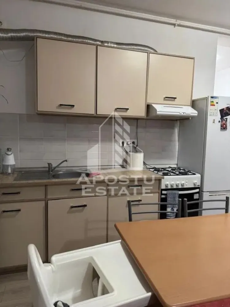 Apartament cu 2 camere, Timisoara, Calea Girocului, Centrala proprie - Agentia imobiliara APOSTU ESTATE va propune spre inchiriere un apartament cu 2 camere, situat in judetul Timis, Timisoara,zona Calea Girocului, o zona linistita si bine pozitionata pentru cupluri sau familii care isi doresc o locuinta unde sa se simta confortabil si cu acces facil catre scoli, supermarketuri , magazine de zona.
Suprafata utila: 60 mp
Compartimentare eficienta:
-Hol de acces.
-Living room spatios si luminos.
-Bucatarie inchisa mobiliata si utilata.
-Dormitor matrimonial.
-Baie cu cada.
Confort si facilitati:
-Confort termic: Incalzirea este realizata prin calorifere, centrala proprie.
-Nu se accepta animale de companie de catre proprietar.
Localizare:

-Timis, Timisoara, zona Girocului, acces facil - Esso, Simplu Bistro, Profi.
Ideal pentru:

-Cupluri.

-Persoane singure. 

-Familii.

Disponibilitate: Imediata.

Pret chirie lunara: 400 euro, negociabil.

Programeaza o vizionare pentru a-ti putea imagina viitorul aici!

ID Intern : CP3068844