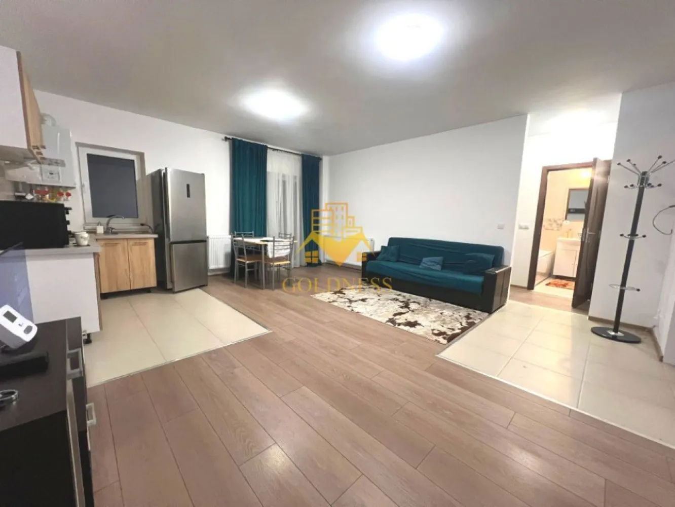 2 camere open space, Parcare, Zona Tineretului, Floresti - GOLDNESS Imobiliare vă propune spre închiriere un apartament cu 2 camere open-space complet mobilat și utilat, la etajul 2 într-un imobil de 4 etaje, în Floresti, strada Tineretului, nr 20-22. 
Dispune de loc de parcare!

Apartamentul este compartimentat astfel:
 - dormitor cu pat matrimonial, dressing, noptiere
 - living cu bucatarie open-space complet utilată, canapea extensibilă, loc de servit masa 
 - baie cu vana, calorifer port prosop inox și dulap pentru depozitare.
 - terasa de 8 mp.

Imobilul este dotat cu toate cele necesare- centrală proprie, mașină de spălat haine, frigider, aragaz, hotă, etc. 
Se află în apropierea stațiilor de transport în comun, magazine, restaurante, spații verzi, farmacii, etc. 

Dacă sunteți interesați de acest apartament și doriți să îl vizionați, dar și pentru alte oferte sau detalii nu ezitați să ne contactați telefonic sau prin e-mail. Vă stăm la dispoziție!
Pentru intermediere se percepe un comision de 50% din prețul chiriei!