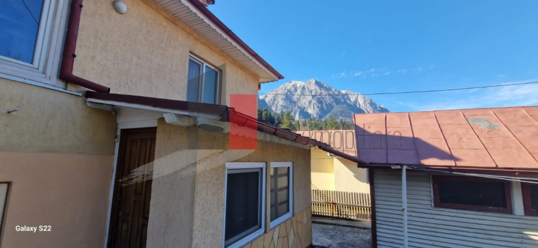 CASA DE VANZARE IN BUSTENI- POIANA TAPULUI - Va prezentam spre vanzare o casa in oras BUSTENI cartier POIANA TAPULUI.
 Casa are 3 camere , bucatarie, baie, hol, garaj .
 Proprietatea are un teren de 272mp. 
 Accesul la proprietate este facil direct din drumul national.
 Asezarea locuintei ofera o priveliste deosebit de frumoasa si relaxanta. 
 Pentru mai multe imformatii sau vizionare va rog sa sunati la 0722 371 033.