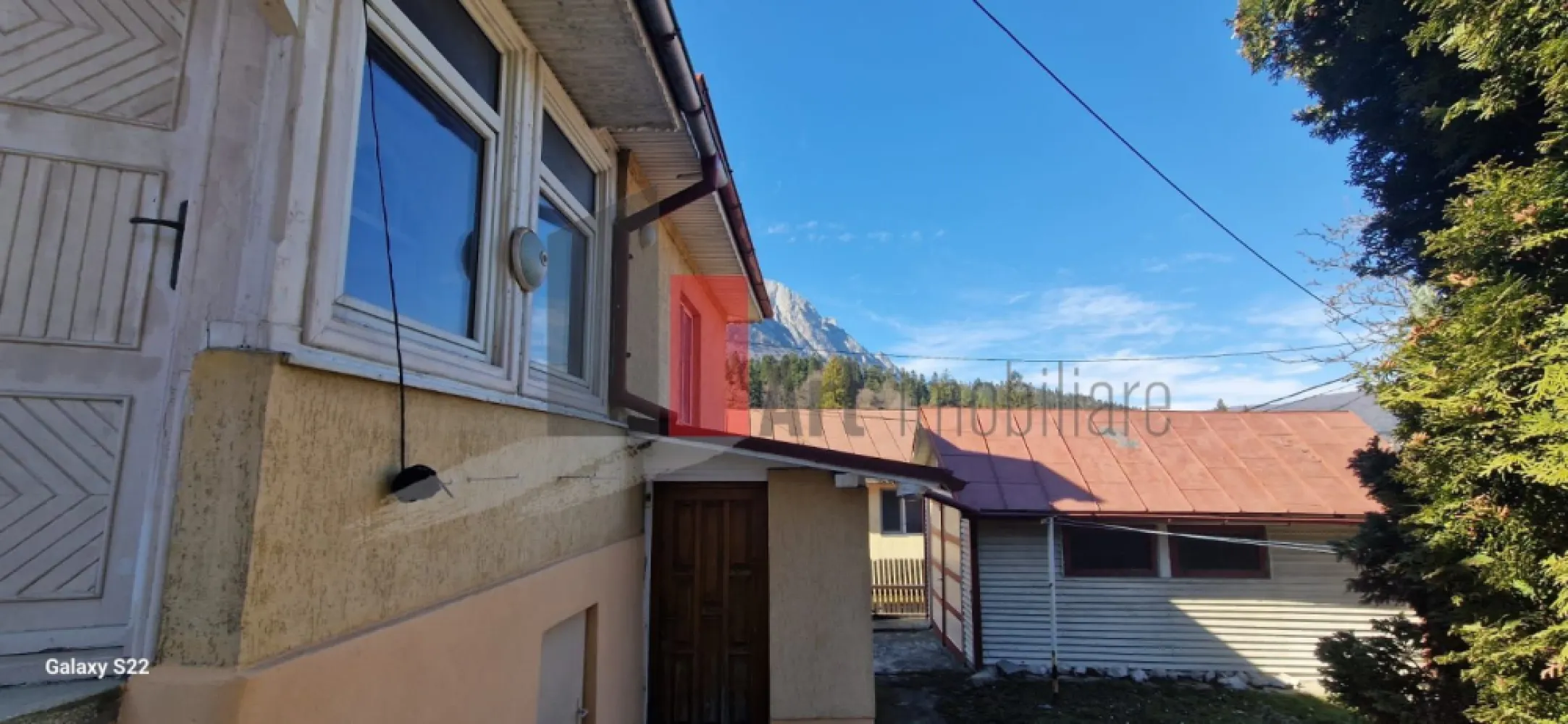 CASA DE VANZARE IN BUSTENI- POIANA TAPULUI - Va prezentam spre vanzare o casa in oras BUSTENI cartier POIANA TAPULUI.
 Casa are 3 camere , bucatarie, baie, hol, garaj .
 Proprietatea are un teren de 272mp. 
 Accesul la proprietate este facil direct din drumul national.
 Asezarea locuintei ofera o priveliste deosebit de frumoasa si relaxanta. 
 Pentru mai multe imformatii sau vizionare va rog sa sunati la 0722 371 033.
