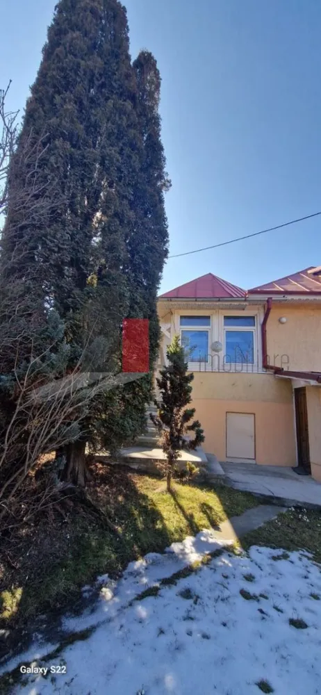 CASA DE VANZARE IN BUSTENI- POIANA TAPULUI - Va prezentam spre vanzare o casa in oras BUSTENI cartier POIANA TAPULUI.
 Casa are 3 camere , bucatarie, baie, hol, garaj .
 Proprietatea are un teren de 272mp. 
 Accesul la proprietate este facil direct din drumul national.
 Asezarea locuintei ofera o priveliste deosebit de frumoasa si relaxanta. 
 Pentru mai multe imformatii sau vizionare va rog sa sunati la 0722 371 033.