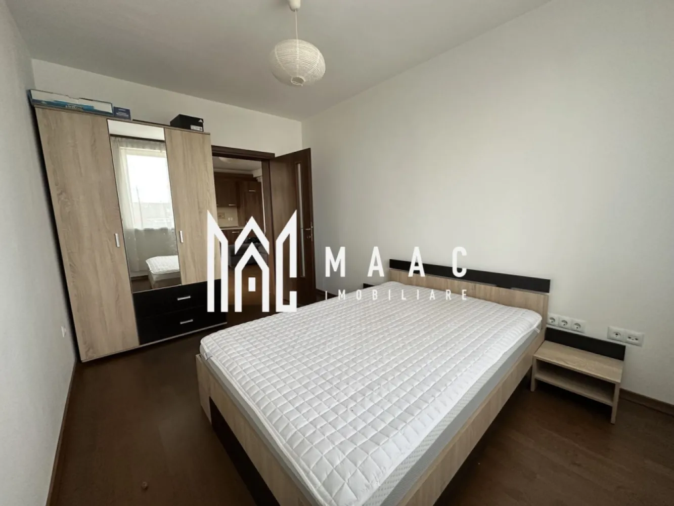 Apartament 3 Camere | 59 MP | Decomandat | 2 Balcoane | Imobil Tip Vilă - MAAC Imobiliare vă propune spre închiriere un apartament modern cu 3 camere decomandate, situat într-un imobil tip casă/vilă, construit în anul 2015, ideal pentru locuit.

Caracteristici principale
 Suprafață utilă: 59 mp
 compartimentare decomandată
 2 dormitoare
 living cu bucătărie deschisă
 1 baie
 2 balcoane
 disponibil imediat

Detalii imobil
 regim redus de înălțime (P+2)
 construcție nouă (2015)
 izolație exterioară
 parcare deschisă disponibilă

Dotări și utilități
 centrală proprie
 încălzire în pardoseală
 bucătărie complet mobilată și utilată
 aragaz, hotă, frigider
 mașină de spălat rufe
 TV
 cabină de duș

Avantaje
 compartimentare eficientă și spațioasă
 imobil tip vilă – mai multă intimitate
 dotări complete – gata de mutat

Pentru mai multe detalii sau pentru programarea unei vizionări, vă rugăm să ne contactați și să menționați ID-ul proprietății: CP3006361.