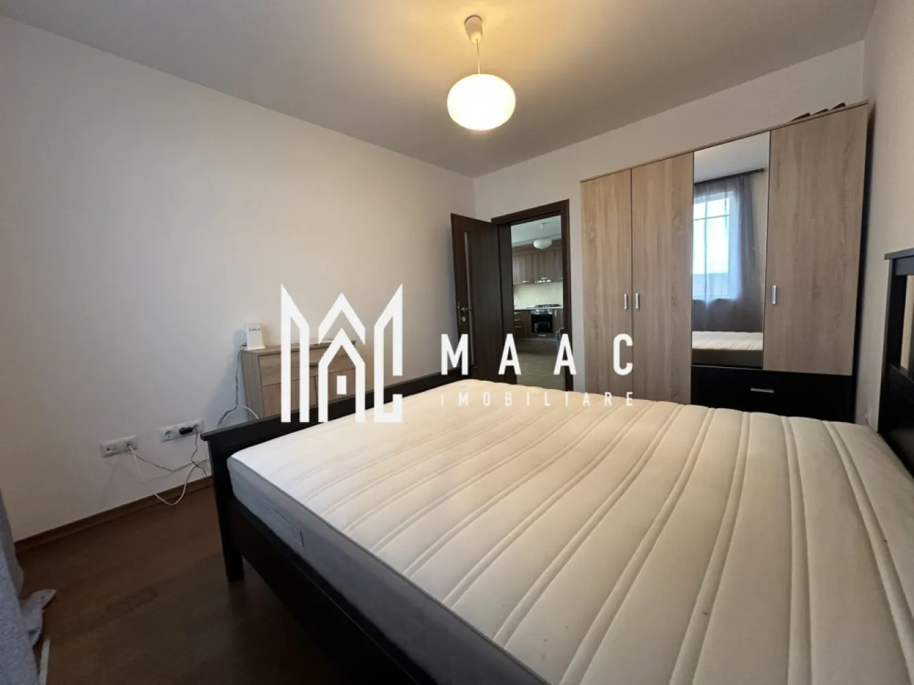 Apartament 3 Camere | 59 MP | Decomandat | 2 Balcoane | Imobil Tip Vilă - MAAC Imobiliare vă propune spre închiriere un apartament modern cu 3 camere decomandate, situat într-un imobil tip casă/vilă, construit în anul 2015, ideal pentru locuit.

Caracteristici principale
 Suprafață utilă: 59 mp
 compartimentare decomandată
 2 dormitoare
 living cu bucătărie deschisă
 1 baie
 2 balcoane
 disponibil imediat

Detalii imobil
 regim redus de înălțime (P+2)
 construcție nouă (2015)
 izolație exterioară
 parcare deschisă disponibilă

Dotări și utilități
 centrală proprie
 încălzire în pardoseală
 bucătărie complet mobilată și utilată
 aragaz, hotă, frigider
 mașină de spălat rufe
 TV
 cabină de duș

Avantaje
 compartimentare eficientă și spațioasă
 imobil tip vilă – mai multă intimitate
 dotări complete – gata de mutat

Pentru mai multe detalii sau pentru programarea unei vizionări, vă rugăm să ne contactați și să menționați ID-ul proprietății: CP3006361.