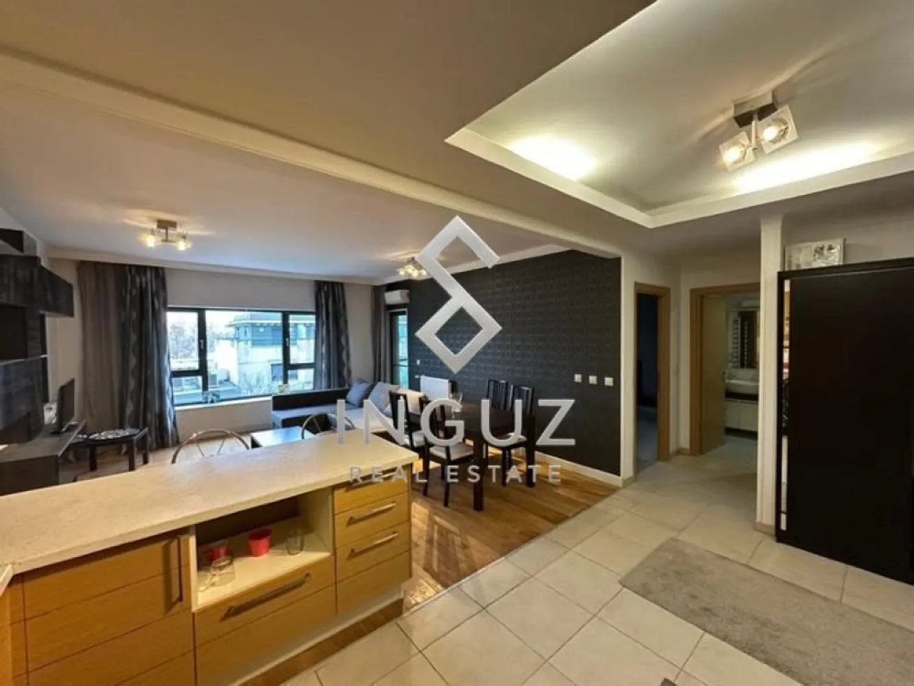 Disponibil spre închiriere – Apartament premium 2 camere - Disponibil spre închiriere – Apartament premium 2 camere | Emerald Residence – Lacul Tei

Compania noastră vă prezintă spre închiriere un apartament modern de 2 camere, situat în cadrul complexului rezidențial Emerald Residence, în zona Lacul Tei / Nord București.

Preț chirie: 900€ / lună 
Loc de parcare subteran inclus 
Boxă privată inclusă 
Suprafață utilă: 65 mp 

Apartamentul este complet mobilat și utilat, fiind compartimentat eficient și beneficiind de un living luminos cu bucătărie open-space și zonă de bar/insulă, dormitor spațios cu baie proprie și terasă cu vedere panoramică către Lacul Tei și zona de nord a Capitalei.

Dotări și beneficii:
• Aer condiționat în living și dormitor 
• Bucătărie complet echipată 
• Mașină de spălat & TV 
• Finisaje premium 
• Tâmplărie aluminiu Schuco 
• Baterii Grohe 
• Instalații Rehau 
• Terasă spațioasă 
• Loc de parcare subteran 
• Boxă pentru depozitare 

Facilități complex:
• Sală fitness & teren squash 
• Loc de joacă pentru copii 
• Teren fotbal / baschet 
• Grădină interioară privată 
• Pază permanentă & supraveghere video 

Localizare excelentă, cu acces rapid către mijloace de transport, supermarketuri, centre de business și zona de nord a Bucureștiului.

Condiții de închiriere:
• 1 lună avans 
• 1 lună garanție 
• Disponibil pentru vizionări oricând 

Pentru mai multe informații sau programarea unei vizionări, vă rugăm să contactați echipa noastră.