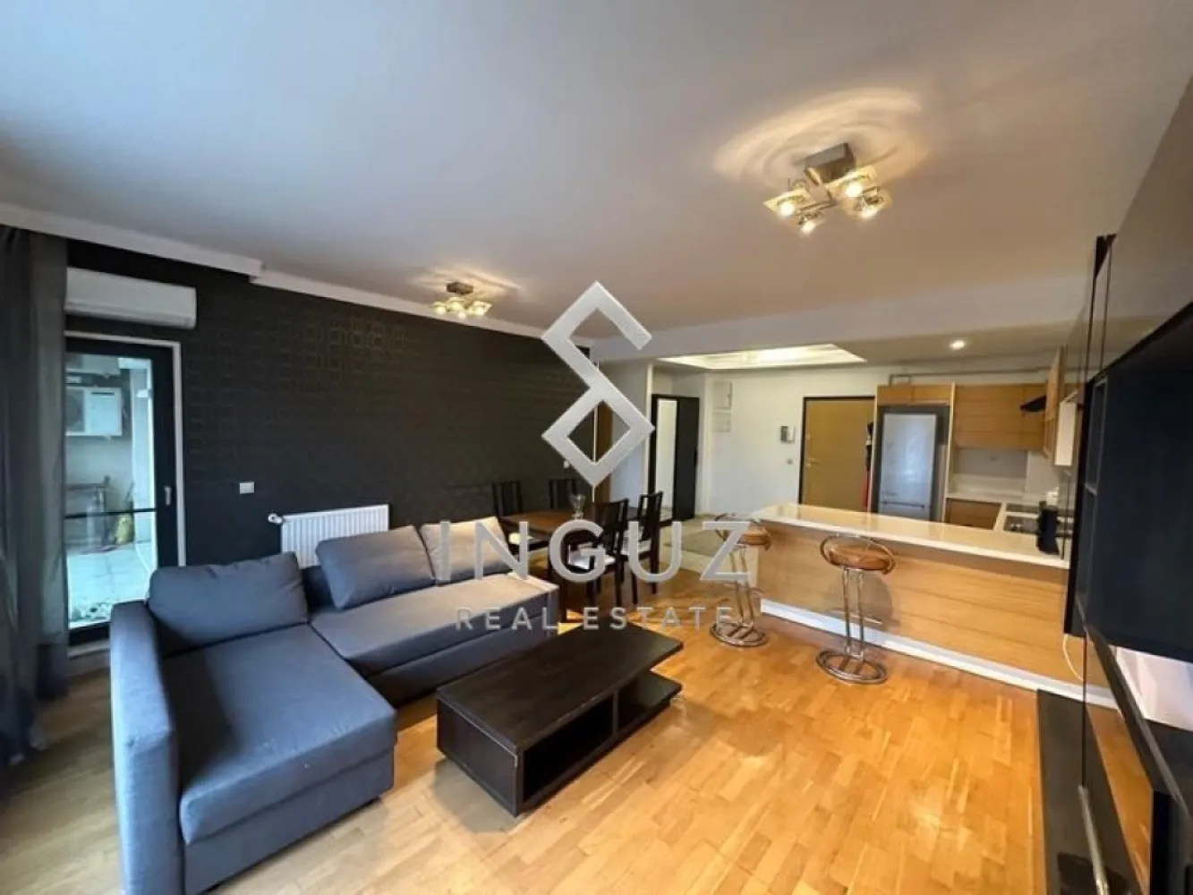 Disponibil spre închiriere – Apartament premium 2 camere - Disponibil spre închiriere – Apartament premium 2 camere | Emerald Residence – Lacul Tei

Compania noastră vă prezintă spre închiriere un apartament modern de 2 camere, situat în cadrul complexului rezidențial Emerald Residence, în zona Lacul Tei / Nord București.

Preț chirie: 900€ / lună 
Loc de parcare subteran inclus 
Boxă privată inclusă 
Suprafață utilă: 65 mp 

Apartamentul este complet mobilat și utilat, fiind compartimentat eficient și beneficiind de un living luminos cu bucătărie open-space și zonă de bar/insulă, dormitor spațios cu baie proprie și terasă cu vedere panoramică către Lacul Tei și zona de nord a Capitalei.

Dotări și beneficii:
• Aer condiționat în living și dormitor 
• Bucătărie complet echipată 
• Mașină de spălat & TV 
• Finisaje premium 
• Tâmplărie aluminiu Schuco 
• Baterii Grohe 
• Instalații Rehau 
• Terasă spațioasă 
• Loc de parcare subteran 
• Boxă pentru depozitare 

Facilități complex:
• Sală fitness & teren squash 
• Loc de joacă pentru copii 
• Teren fotbal / baschet 
• Grădină interioară privată 
• Pază permanentă & supraveghere video 

Localizare excelentă, cu acces rapid către mijloace de transport, supermarketuri, centre de business și zona de nord a Bucureștiului.

Condiții de închiriere:
• 1 lună avans 
• 1 lună garanție 
• Disponibil pentru vizionări oricând 

Pentru mai multe informații sau programarea unei vizionări, vă rugăm să contactați echipa noastră.