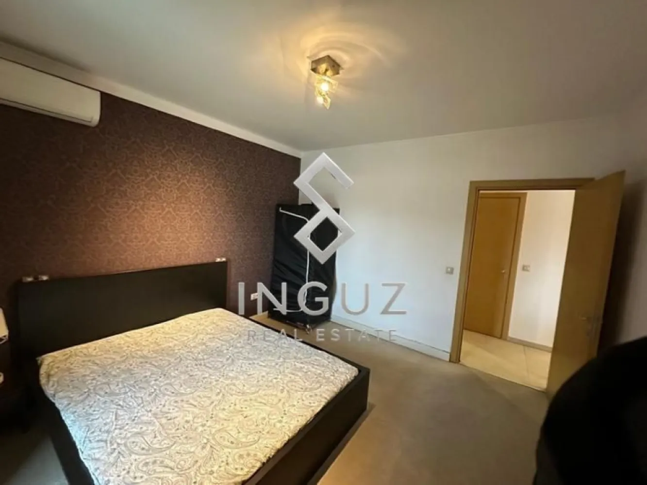 Disponibil spre închiriere – Apartament premium 2 camere - Disponibil spre închiriere – Apartament premium 2 camere | Emerald Residence – Lacul Tei

Compania noastră vă prezintă spre închiriere un apartament modern de 2 camere, situat în cadrul complexului rezidențial Emerald Residence, în zona Lacul Tei / Nord București.

Preț chirie: 900€ / lună 
Loc de parcare subteran inclus 
Boxă privată inclusă 
Suprafață utilă: 65 mp 

Apartamentul este complet mobilat și utilat, fiind compartimentat eficient și beneficiind de un living luminos cu bucătărie open-space și zonă de bar/insulă, dormitor spațios cu baie proprie și terasă cu vedere panoramică către Lacul Tei și zona de nord a Capitalei.

Dotări și beneficii:
• Aer condiționat în living și dormitor 
• Bucătărie complet echipată 
• Mașină de spălat & TV 
• Finisaje premium 
• Tâmplărie aluminiu Schuco 
• Baterii Grohe 
• Instalații Rehau 
• Terasă spațioasă 
• Loc de parcare subteran 
• Boxă pentru depozitare 

Facilități complex:
• Sală fitness & teren squash 
• Loc de joacă pentru copii 
• Teren fotbal / baschet 
• Grădină interioară privată 
• Pază permanentă & supraveghere video 

Localizare excelentă, cu acces rapid către mijloace de transport, supermarketuri, centre de business și zona de nord a Bucureștiului.

Condiții de închiriere:
• 1 lună avans 
• 1 lună garanție 
• Disponibil pentru vizionări oricând 

Pentru mai multe informații sau programarea unei vizionări, vă rugăm să contactați echipa noastră.